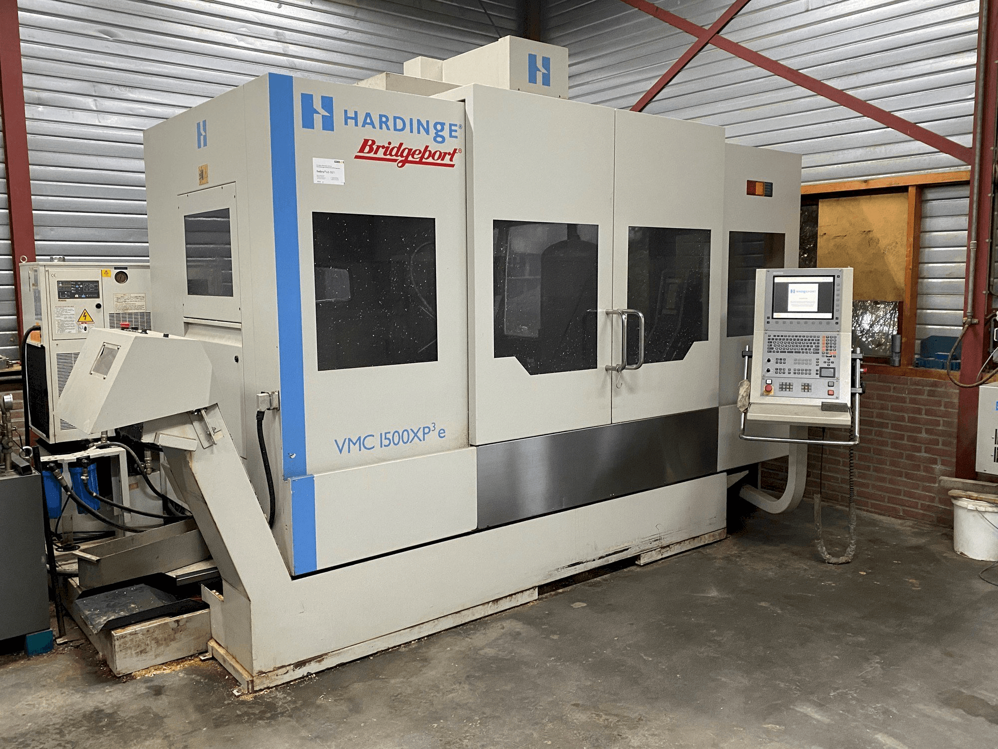Vooraanzicht van Bridgeport VMC 1500XP machine