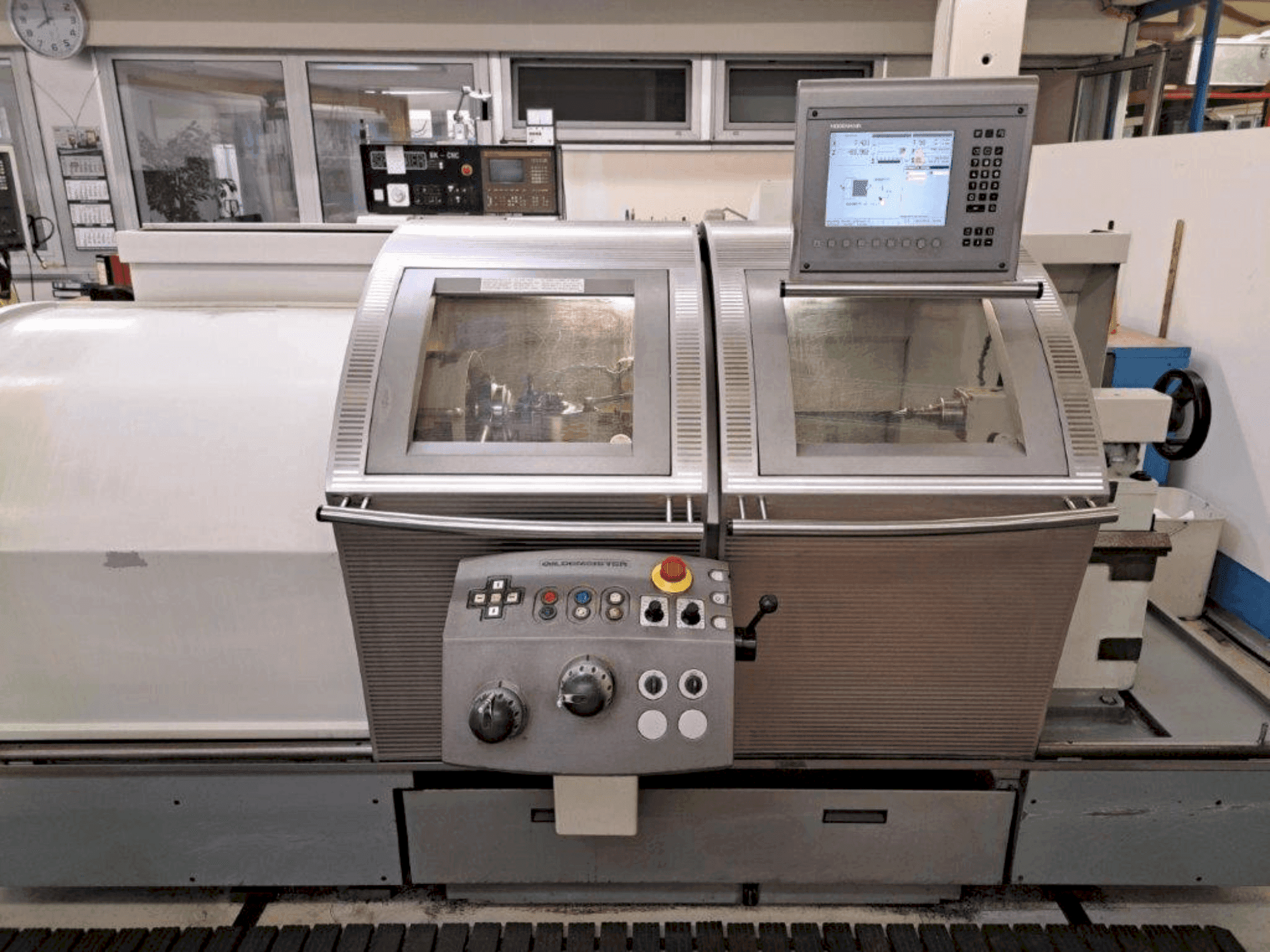 Vooraanzicht van Gildemeister NEF520 machine