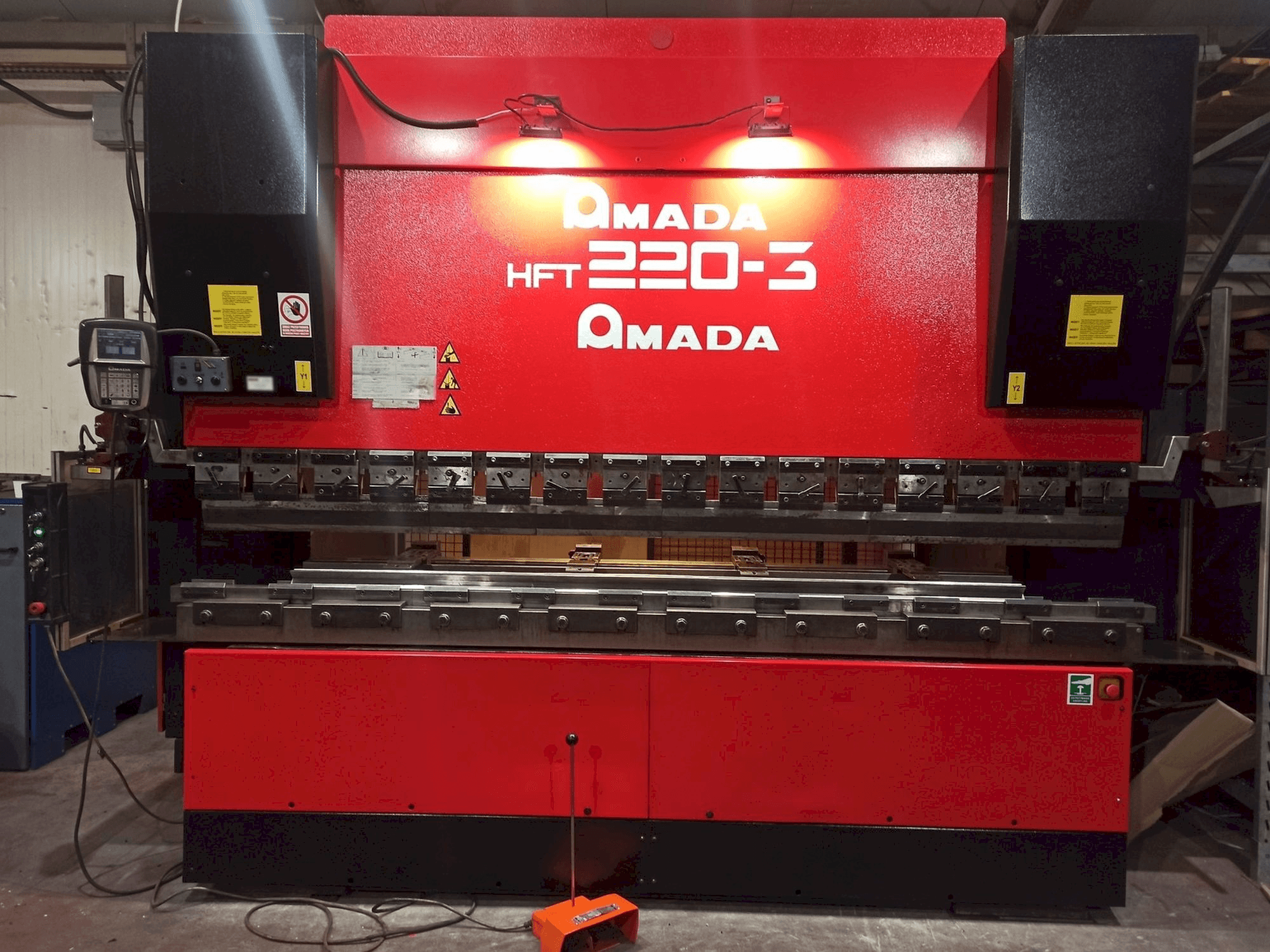 Vooraanzicht van AMADA HFT 220-3 machine