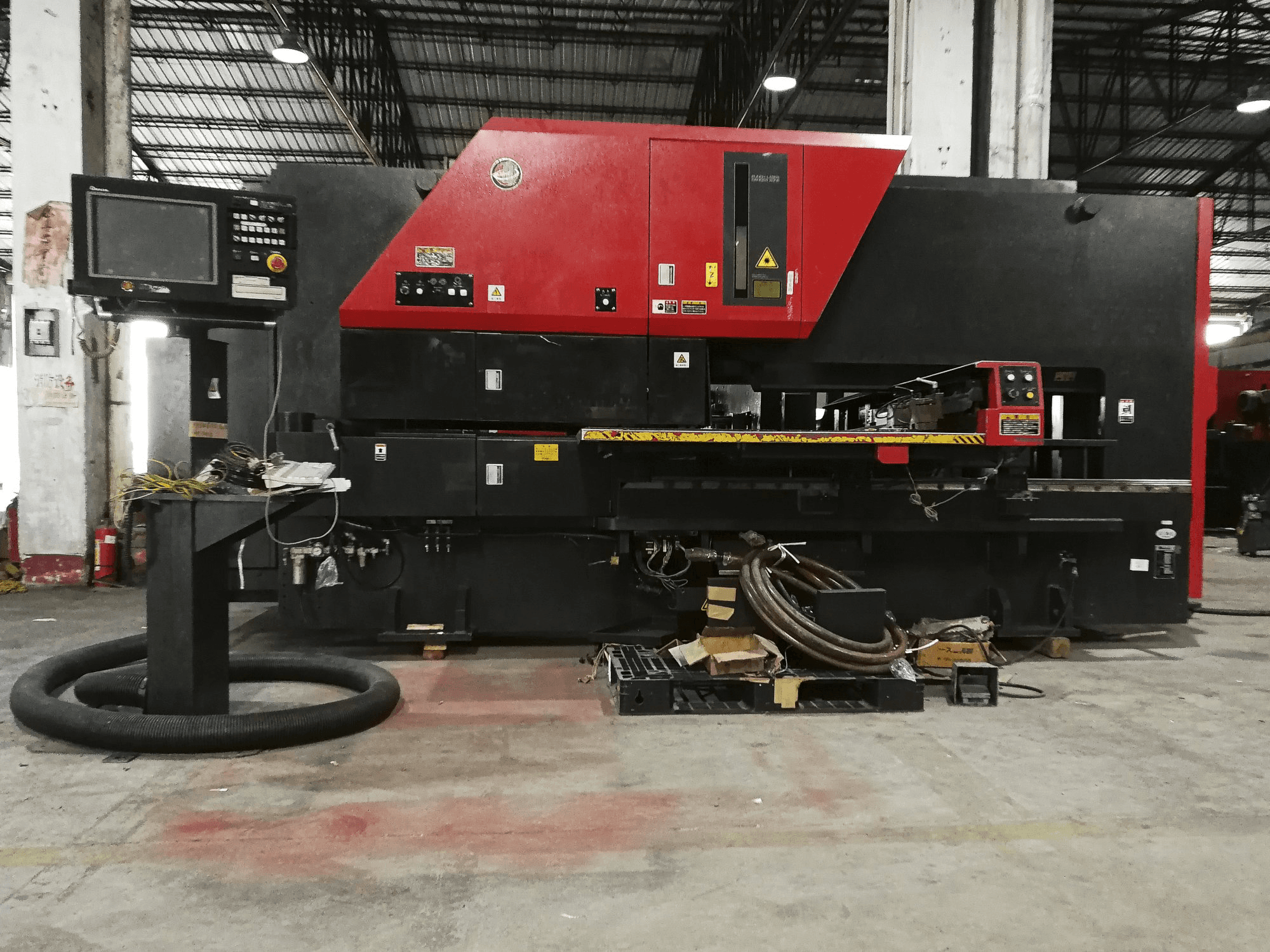 Vooraanzicht van AMADA Vipros 255NT machine