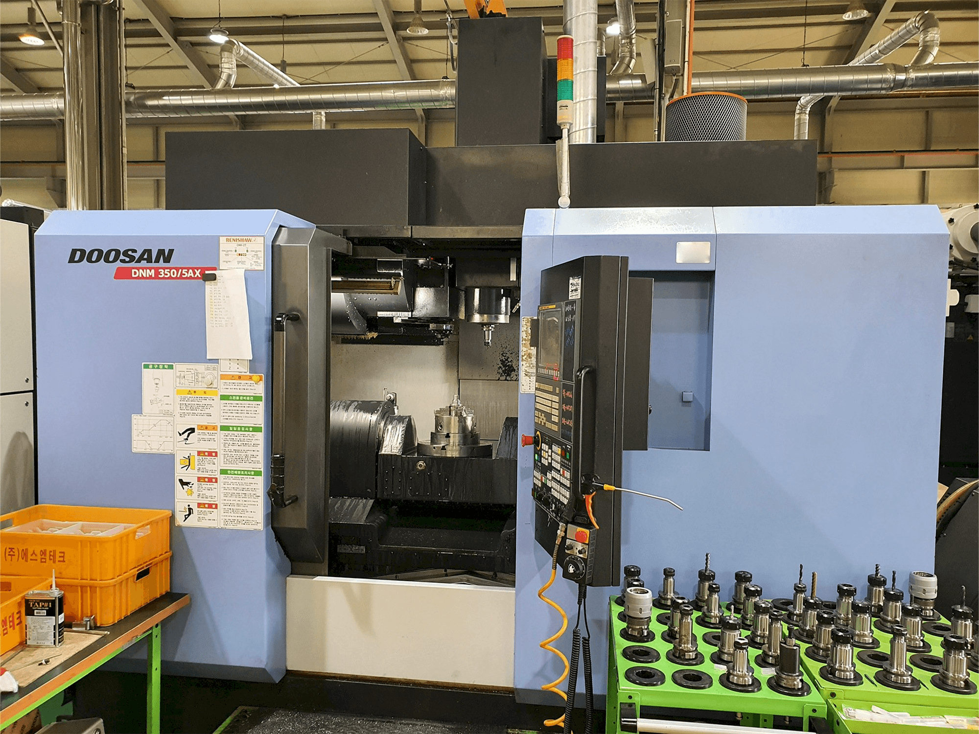 Vooraanzicht van Doosan DNM350/5AX machine