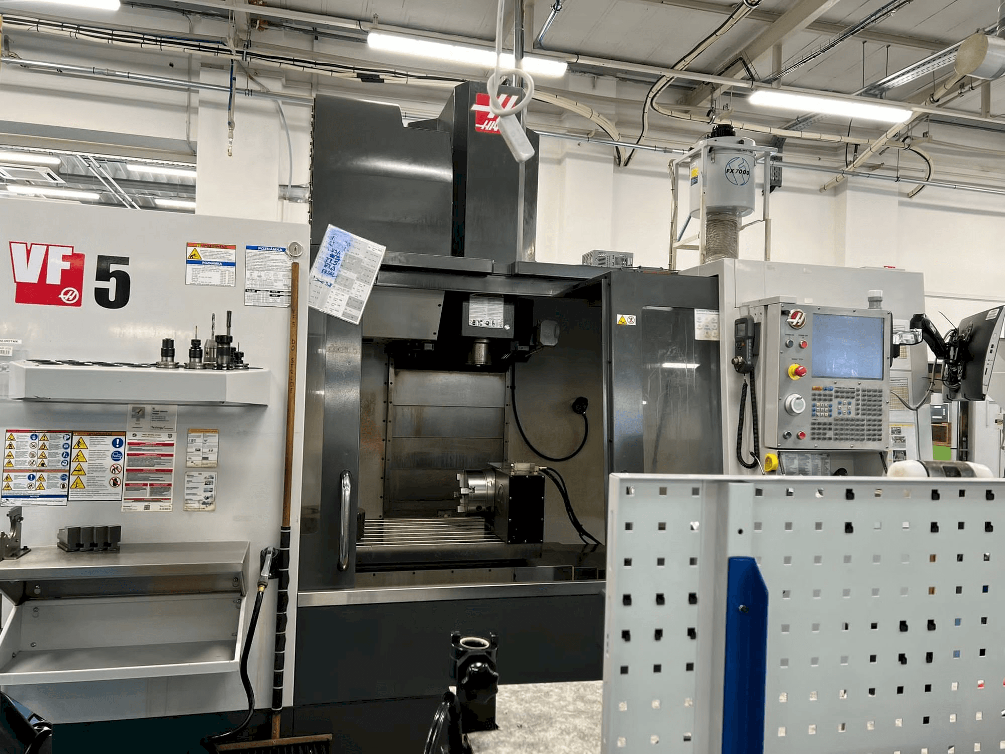 Vooraanzicht van HAAS VF-5/40 machine