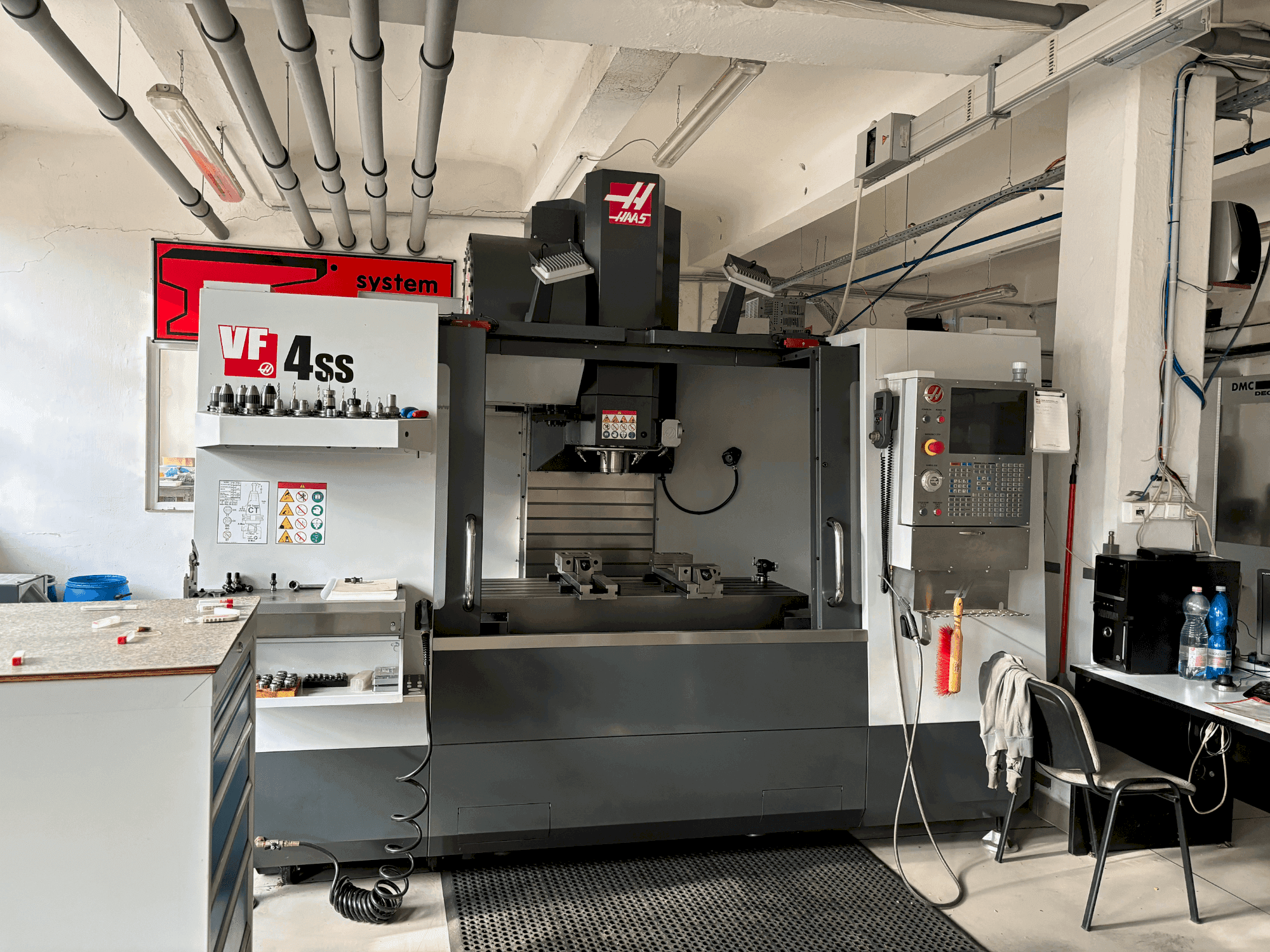 Vooraanzicht van HAAS HASS VS4SS machine