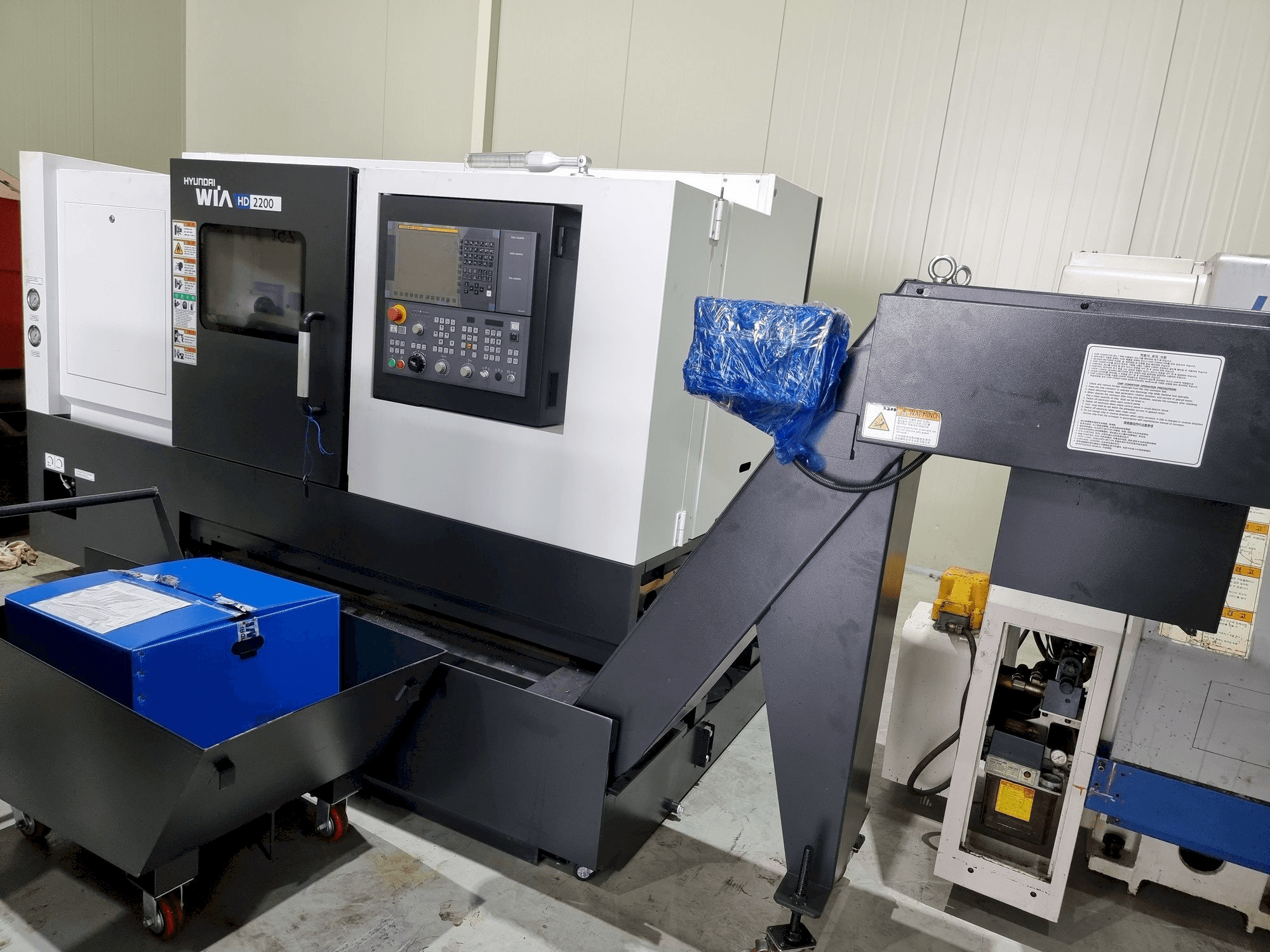 Vooraanzicht van Hyundai Wia HD2200 machine