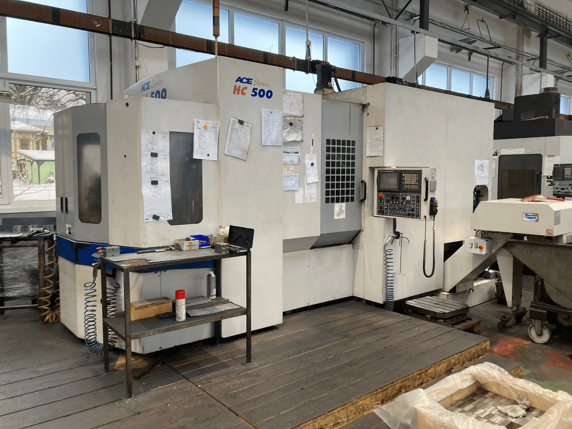 DOOSAN ACE HC-500 horizontaal bewerkingscentrum, vooraanzicht; voorzien van bedieningspaneel, meervoudige gereedschapopslag en industriële instelling.