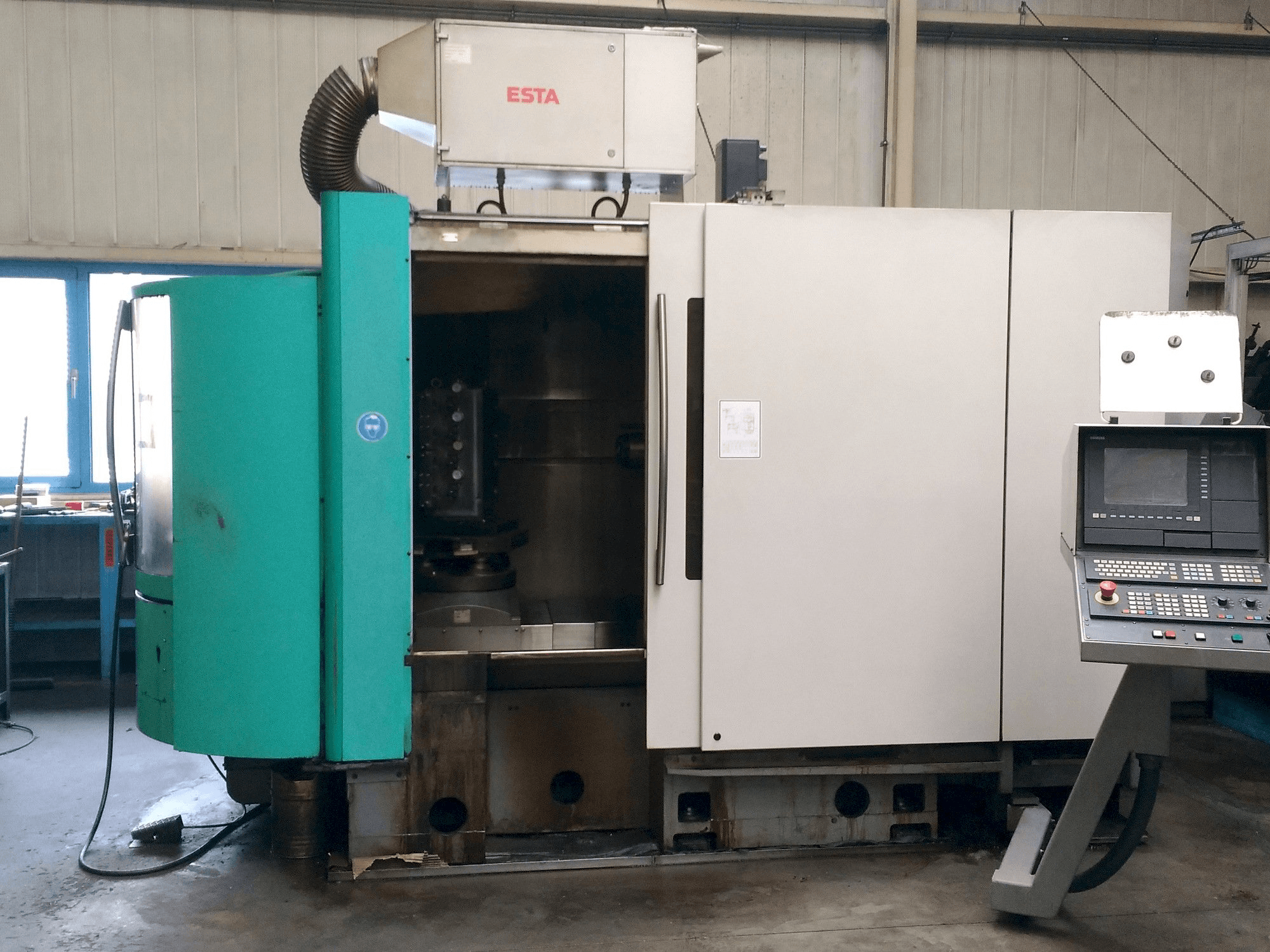 Vooraanzicht van DECKEL MAHO DMC 60H machine