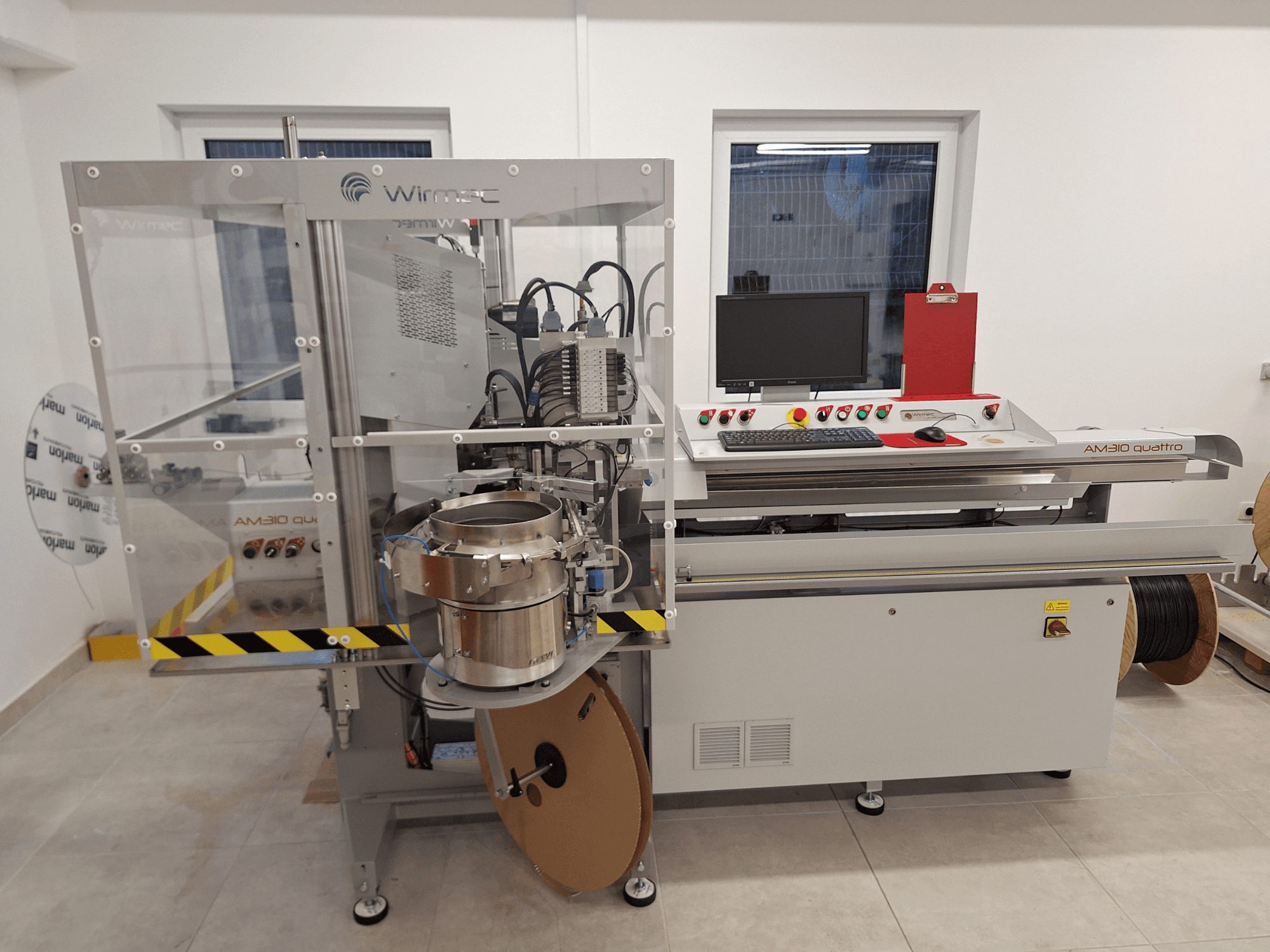 WIRMEC AM310-117 werktuigmachine, vooraanzicht, met bedieningspaneel, computer en roestvrijstalen onderdelen, opgesteld in een werkruimte.