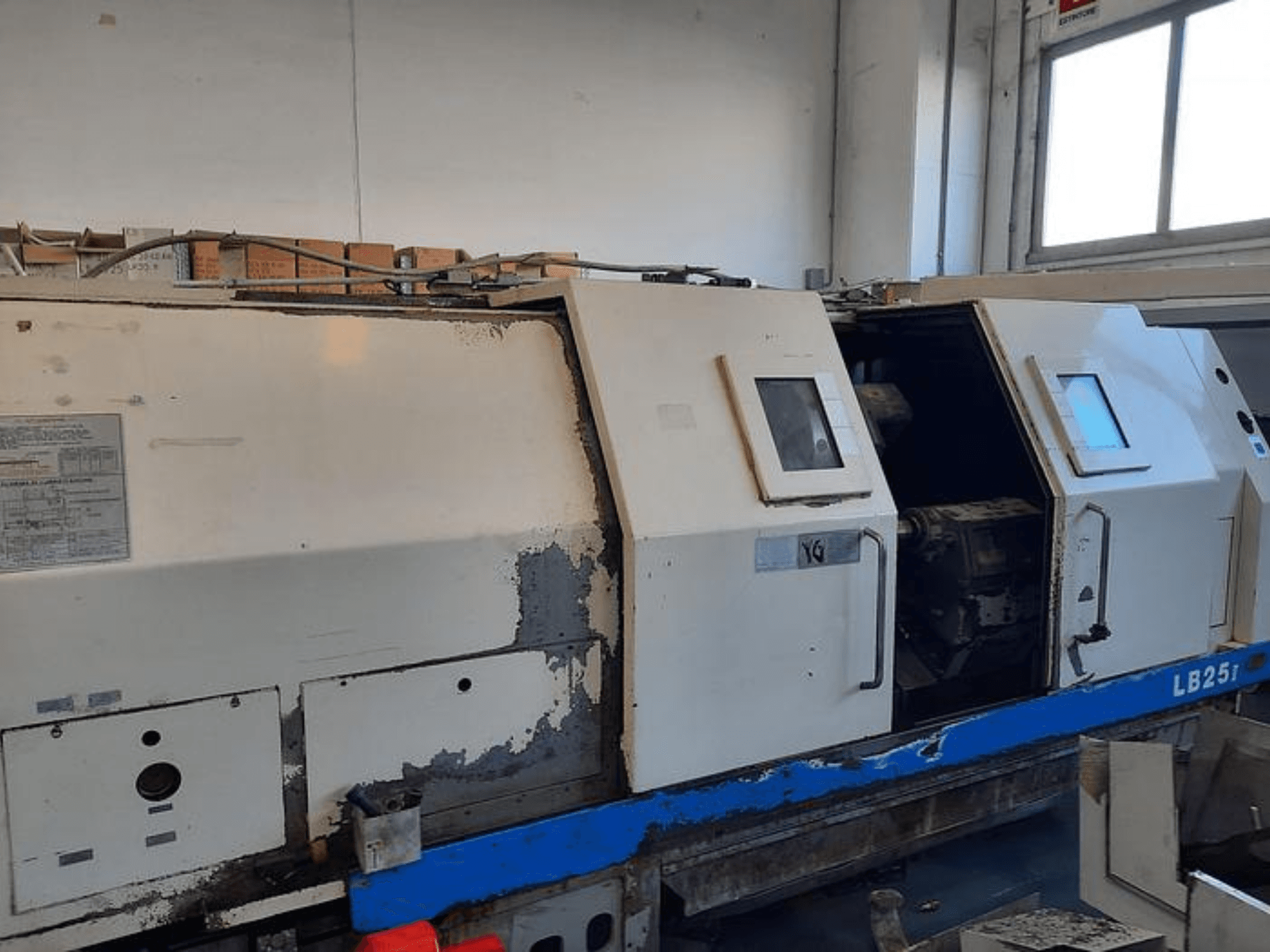 Gebruikte LB251-draaibankmachine, zijaanzicht met versleten buitenkant, open paneel onthult binnenmechanisme en bedieningselementen.