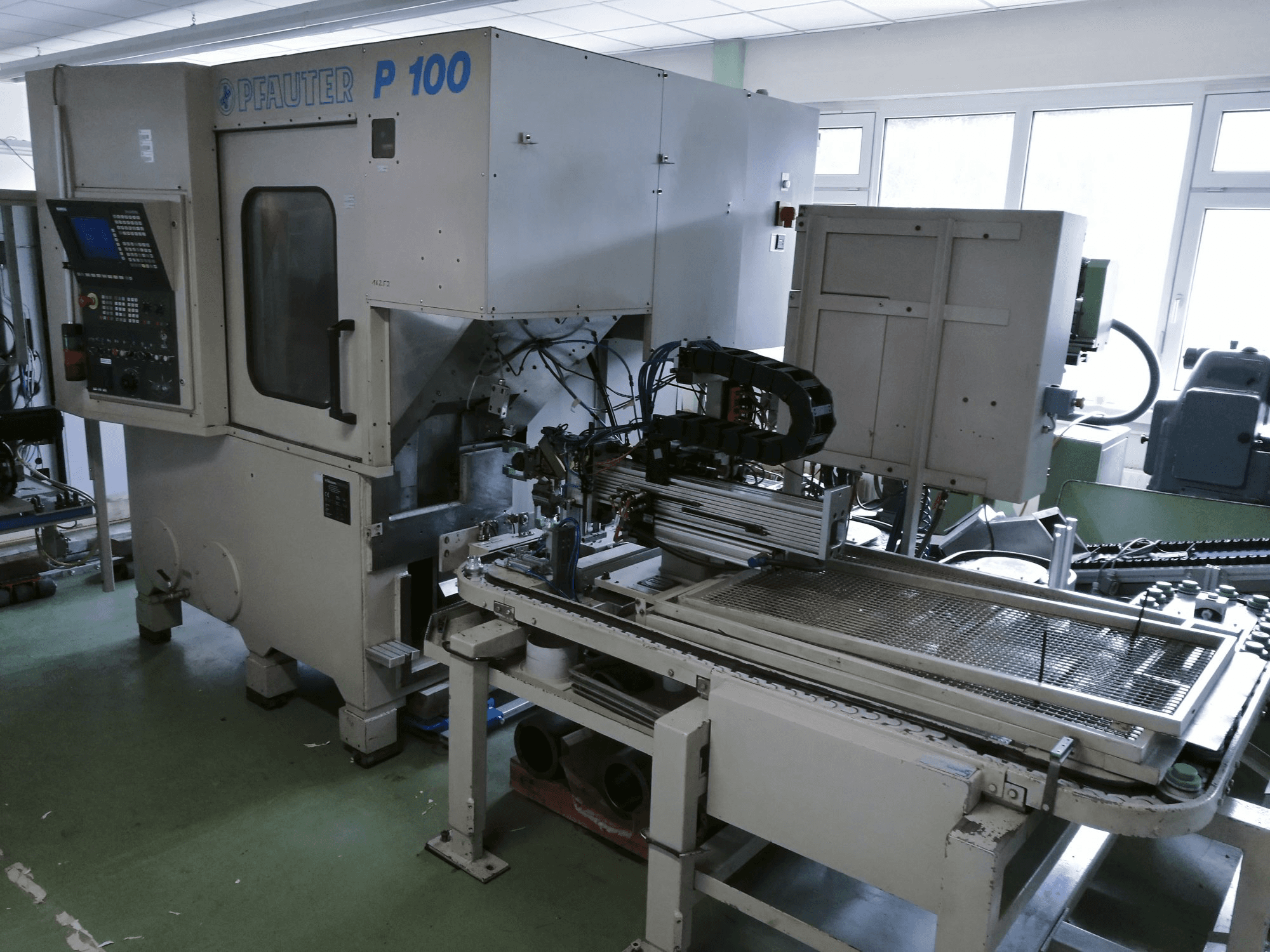 Vooraanzicht van GLEASON-PFAUTER P100 machine