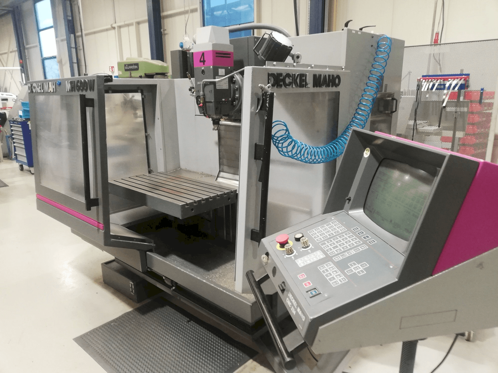 Vooraanzicht van DECKEL MAHO MH 600W machine