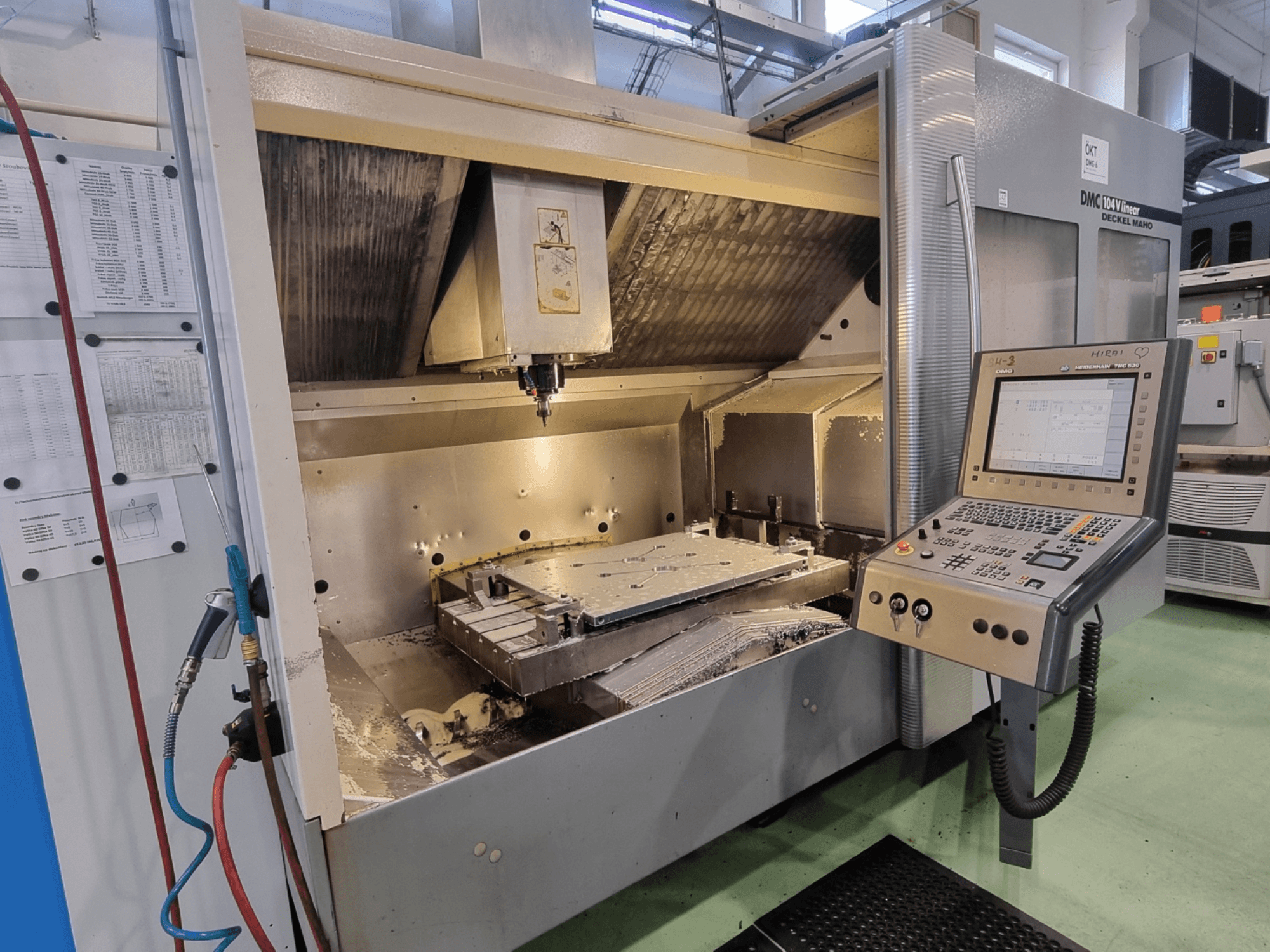 DMG DECKEL MAHO DMC 104V lineair verticaal bewerkingscentrum, vooraanzicht met zicht op het bedieningspaneel en het bewerkingsgebied.