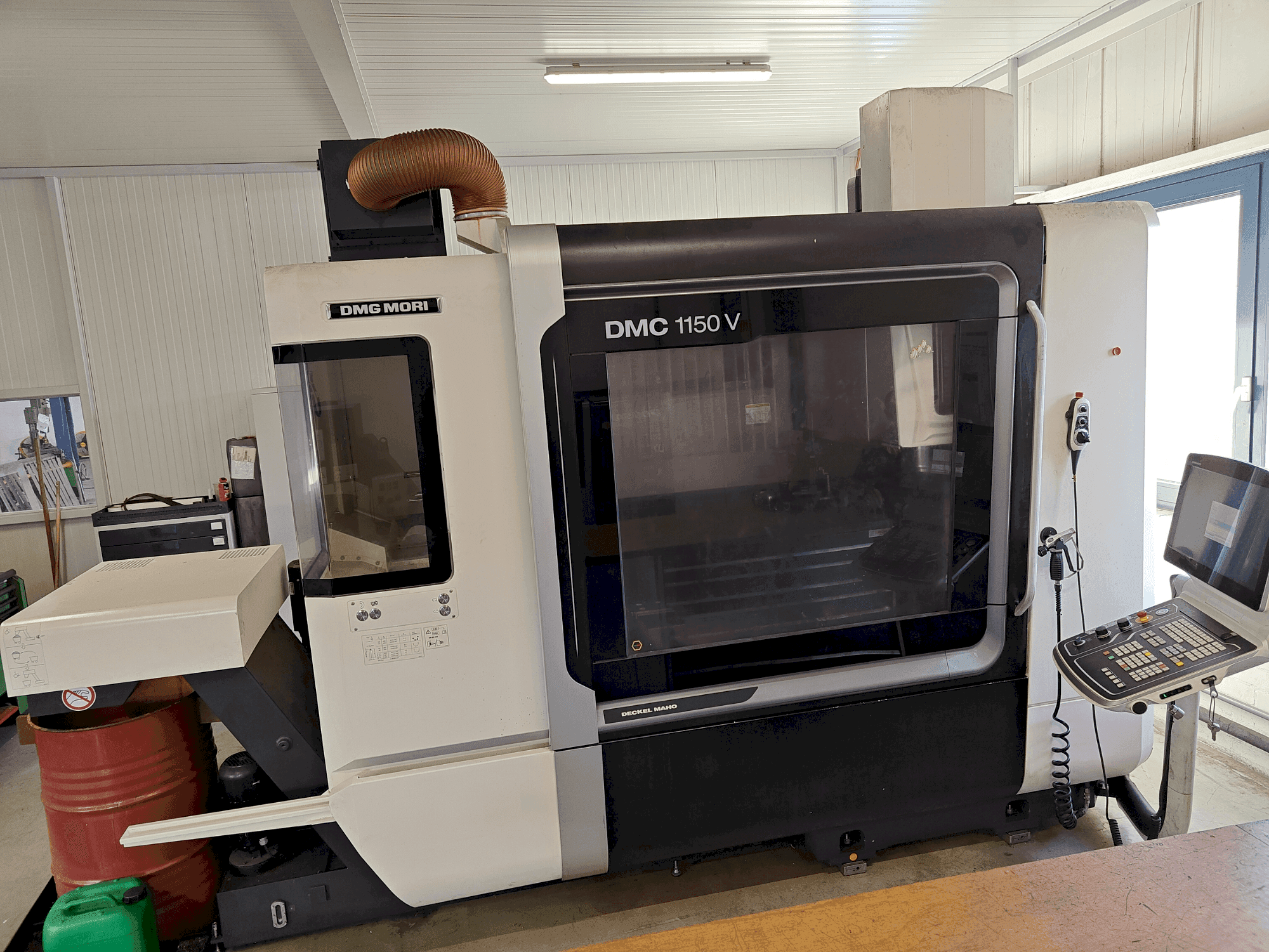 Vooraanzicht van DMG MORI DMC 1150 V machine