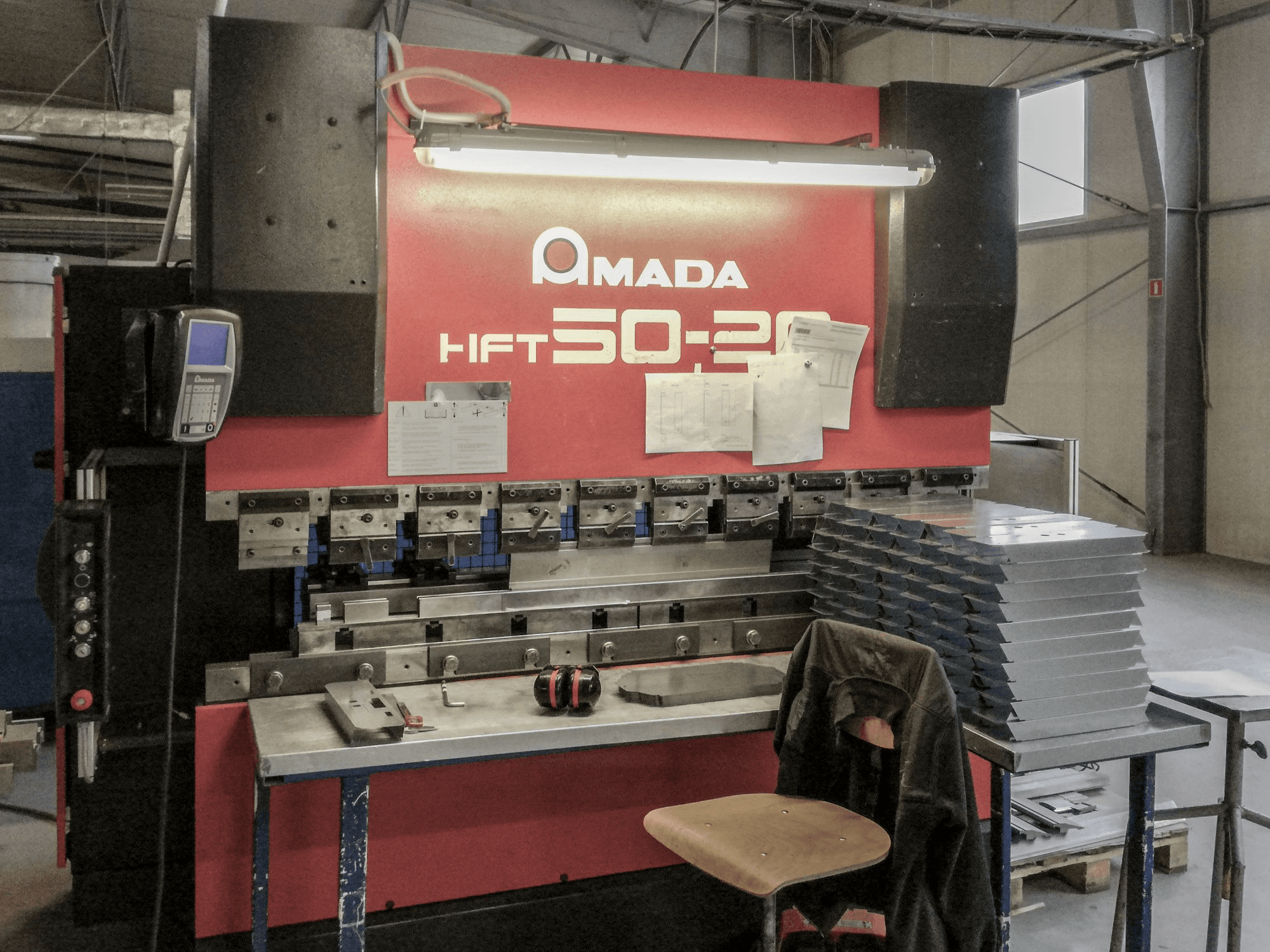 Vooraanzicht van AMADA HFT 50-20 machine