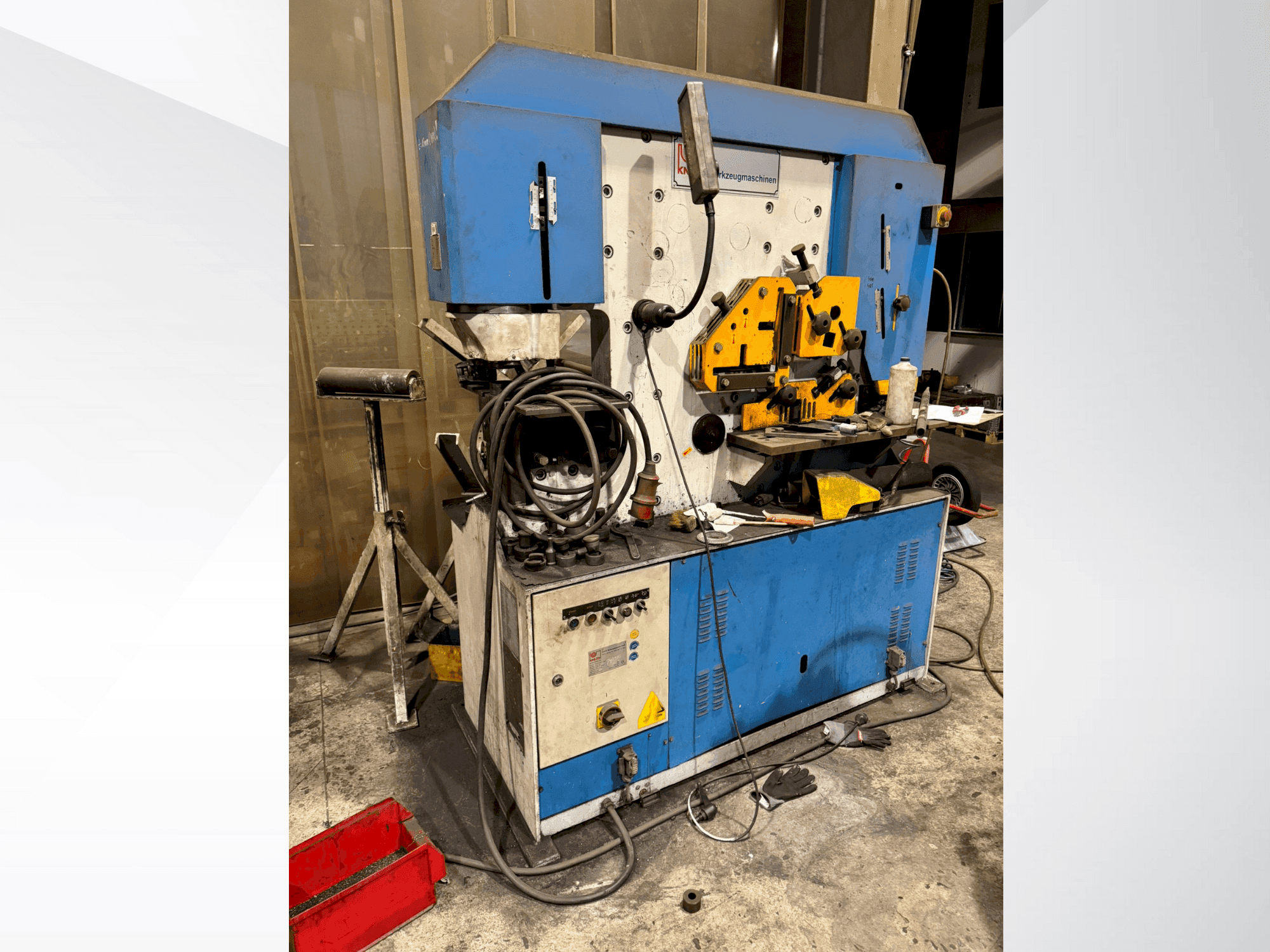 Vooraanzicht van KNUTH HPS 80/1500 machine