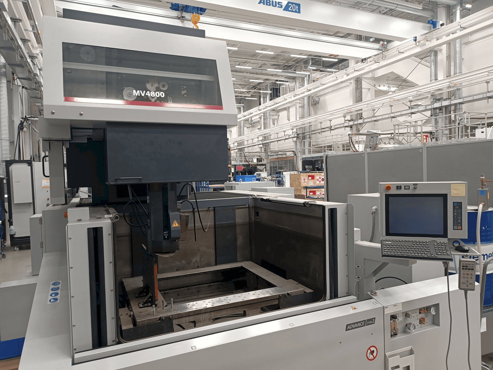 Vooraanzicht van Mitsubishi MV4800 machine