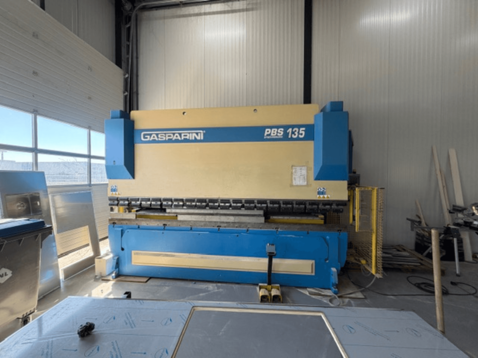 GASPARINI PBS 1 125/4000 FP afkantpers in een werkplaats, vooraanzicht met bedieningselementen en buiggereedschap.