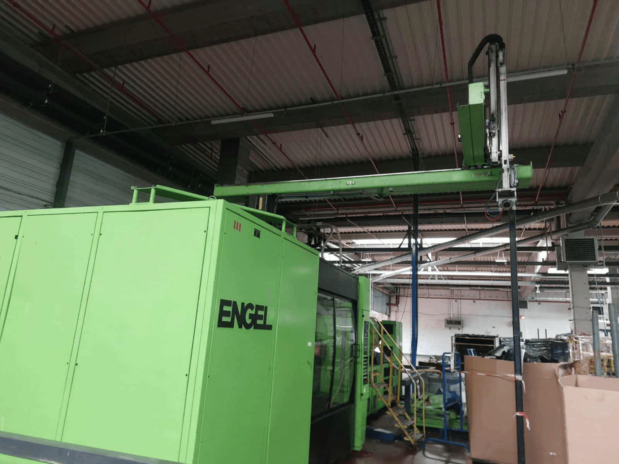 Groene Engel ES 16050/1100 DUO hydraulische spuitgietmachine, zijaanzicht met laadzone en bedieningspaneel.