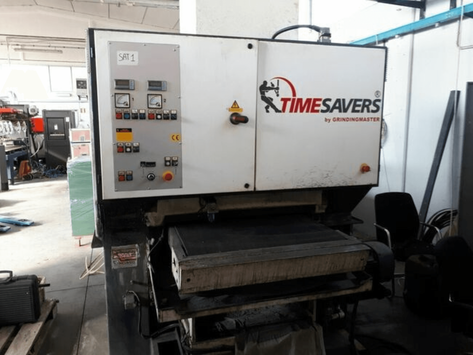 Vooraanzicht van de TIMESAVERS 41-SERIE-900-WW ontbraammachine, met een bedieningspaneel voorzien van draaiknoppen, drukknoppen en meetinstrumenten.