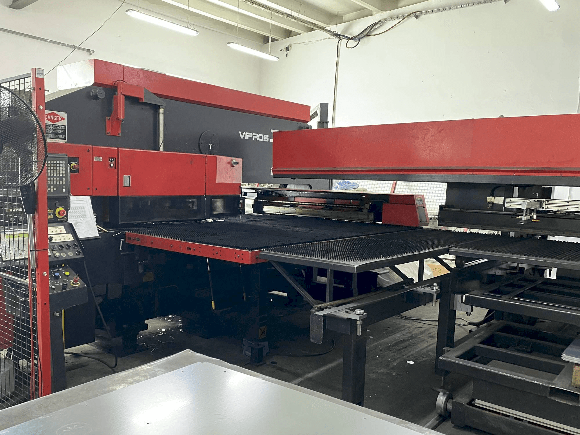 Vooraanzicht van AMADA VIPROS 358 KING machine