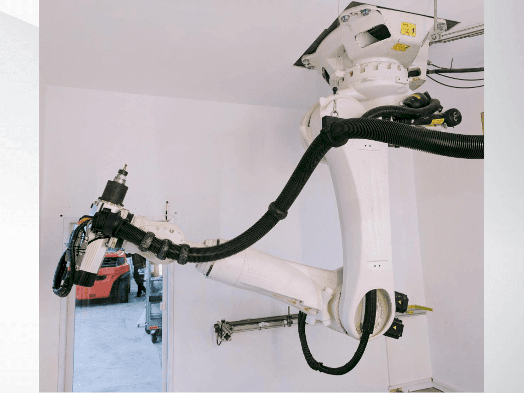 Vooraanzicht van KUKA KR 270 R2700 C ultra + Absolute measurement machine