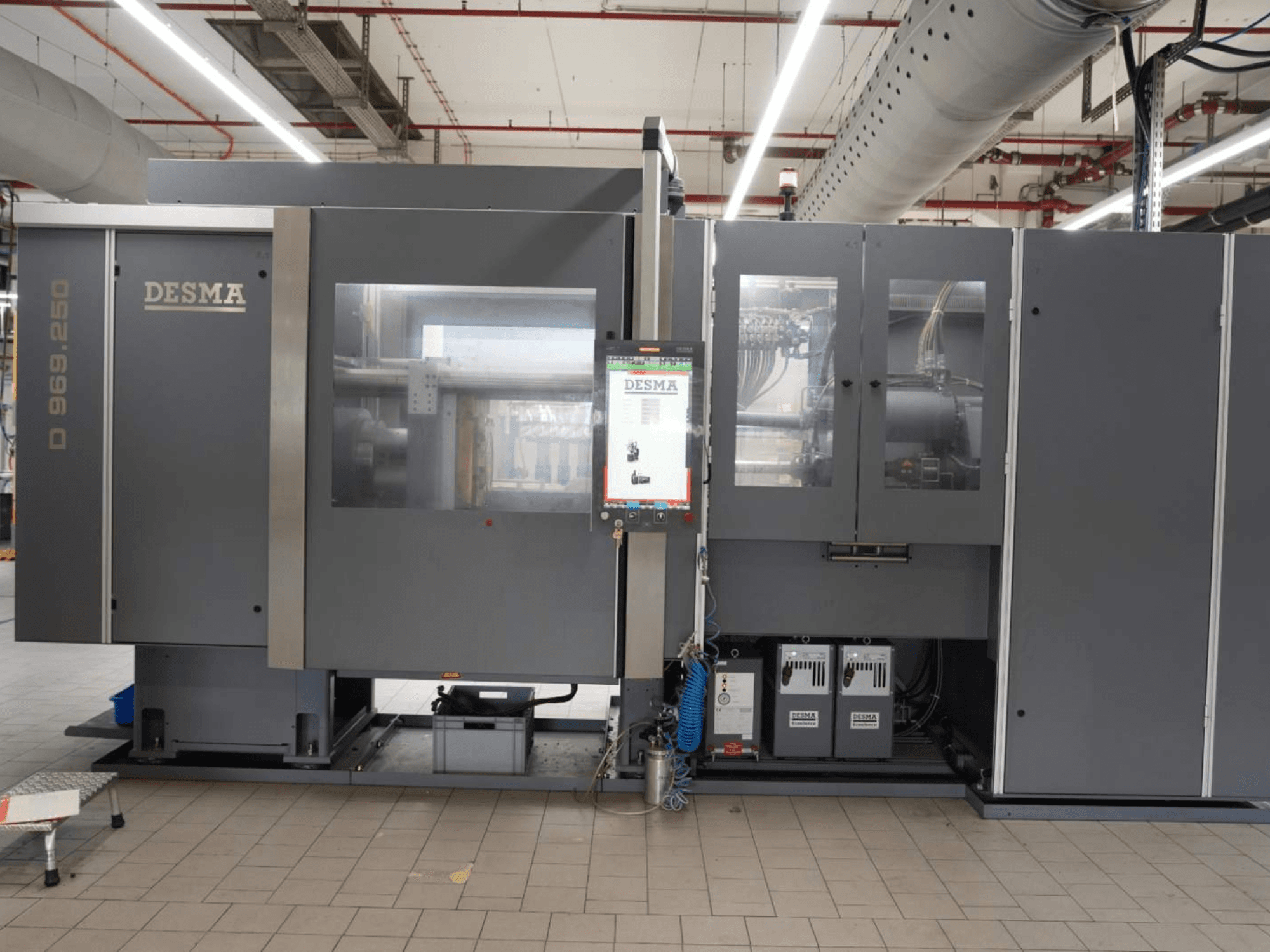 Verticale spuitgietmachine Kloeckner Desma D 969.250 Z (S3) in een fabrieksomgeving, vooraanzicht met bedieningspaneel.