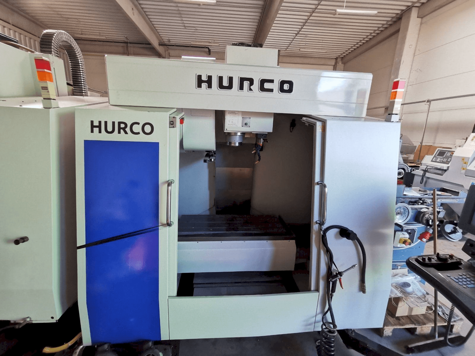 Vooraanzicht van Hurco BMC 30 machine