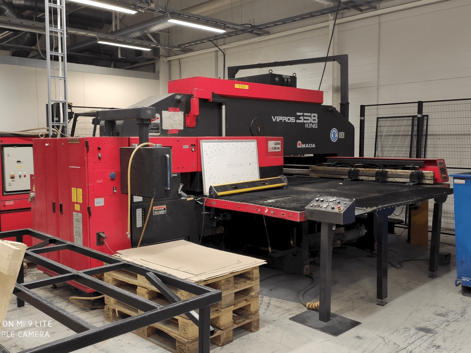 Vooraanzicht van AMADA Vipros 358 King FS18 PC EMC machine