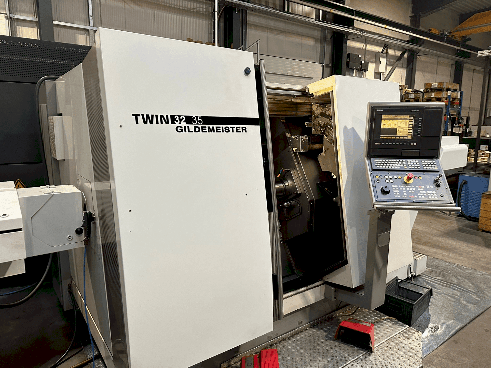 Vooraanzicht van Gildemeister TWIN 32 machine