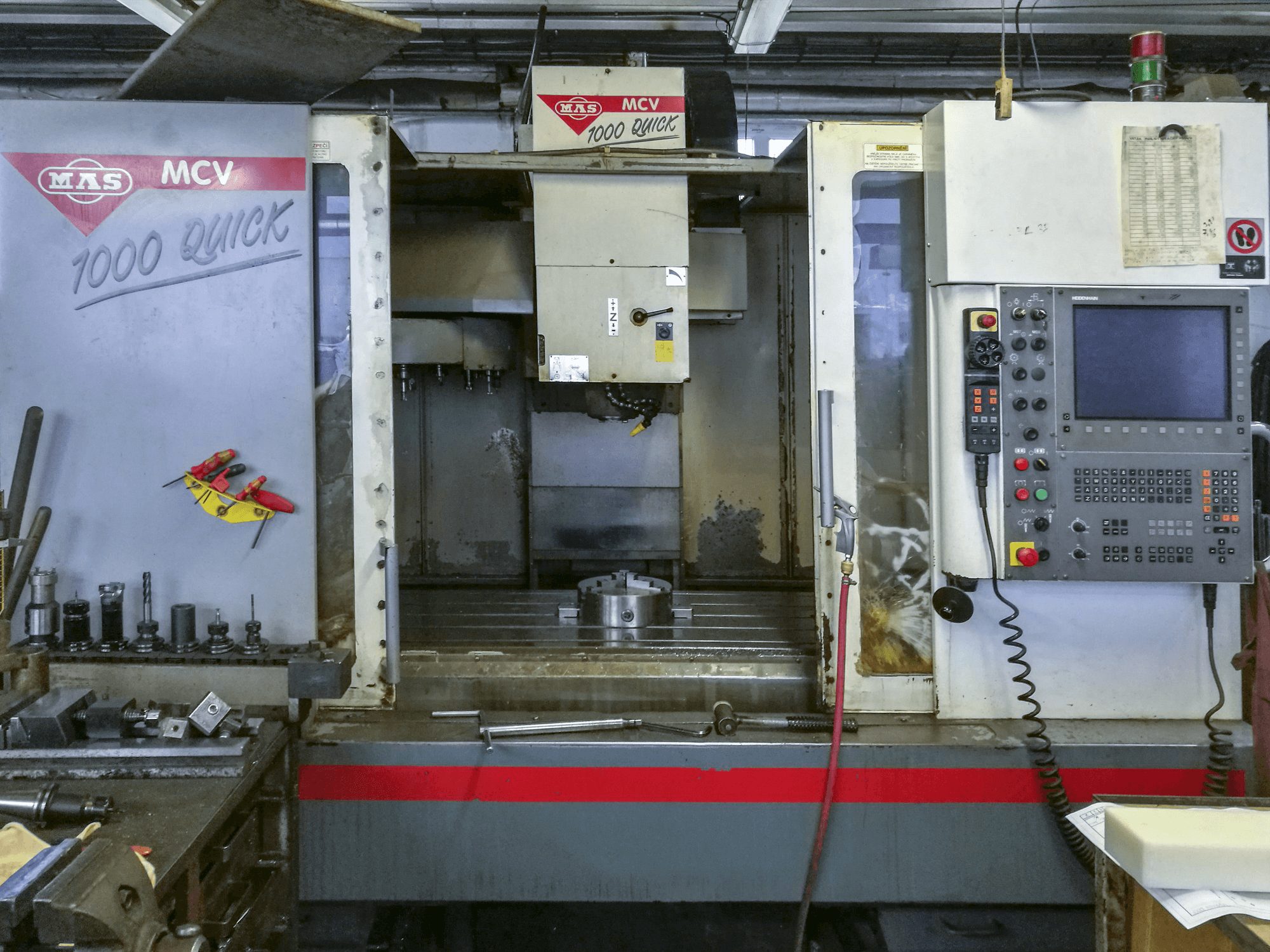 Vooraanzicht van KOVOSVIT MAS MCV 1000 Quick machine