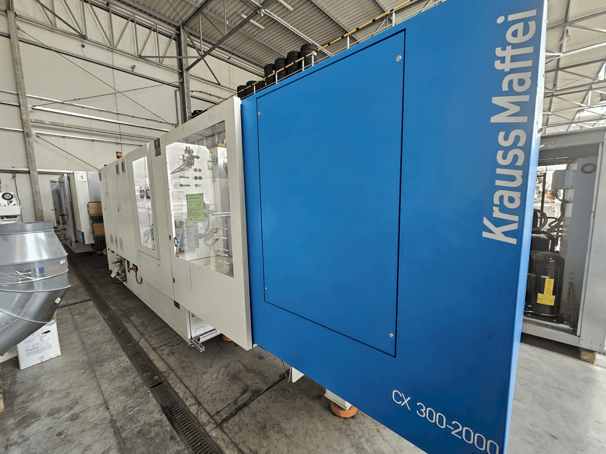 Vooraanzicht van Krauss Maffei 300-2000 CX machine