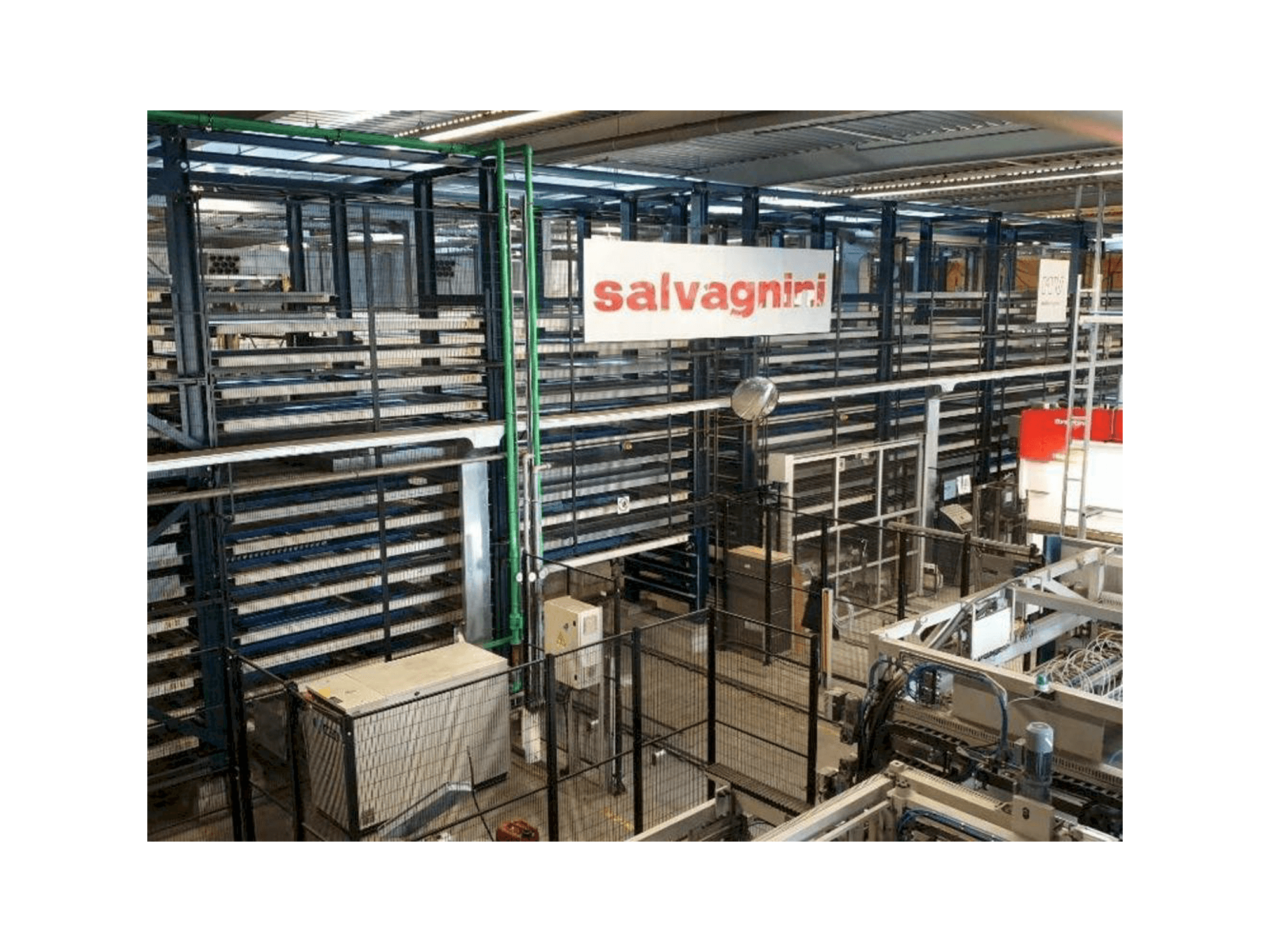 Vooraanzicht van Salvagnini S4 and P4 and MV installation machine