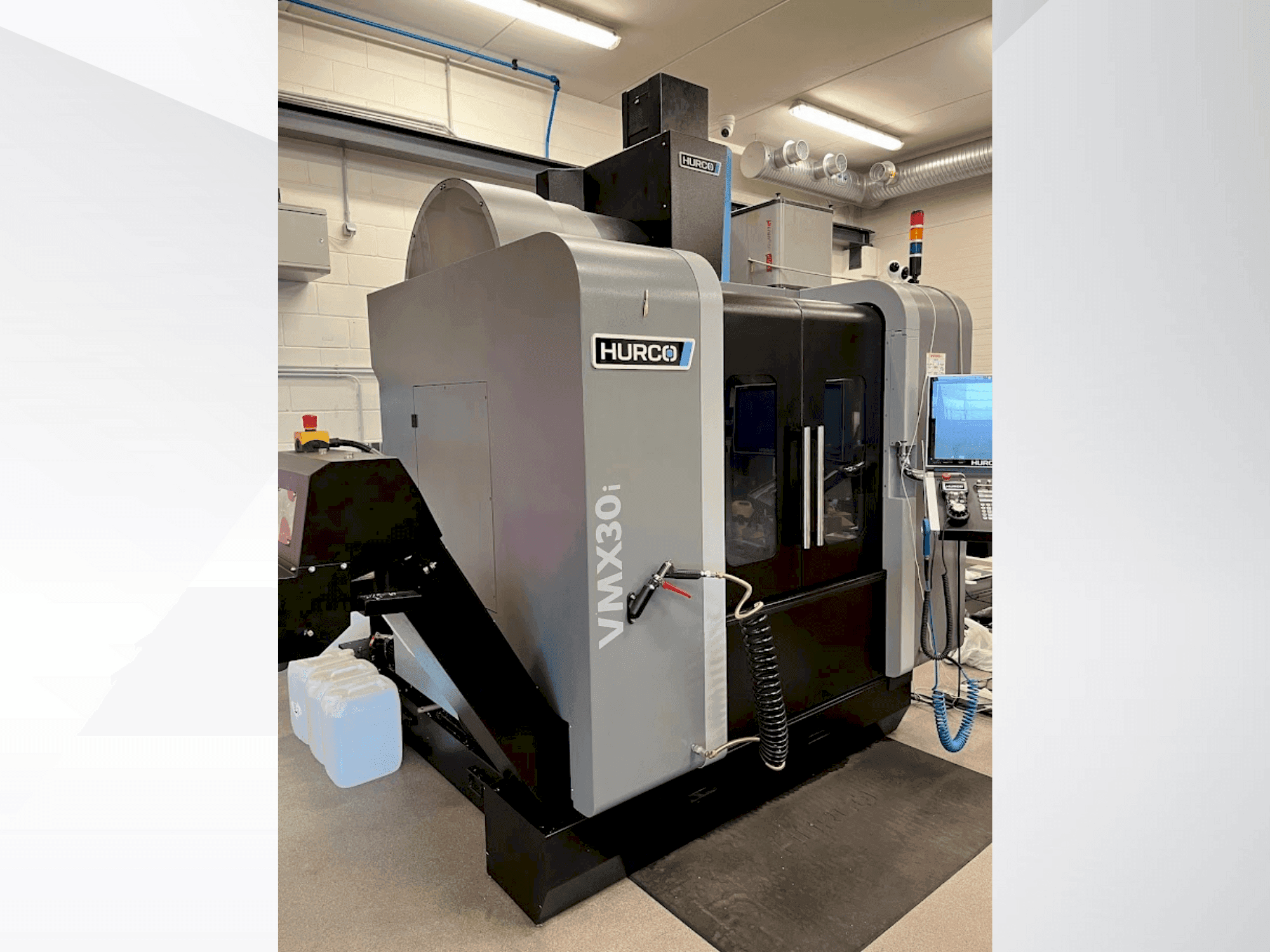 Vooraanzicht van Hurco VMX30i machine