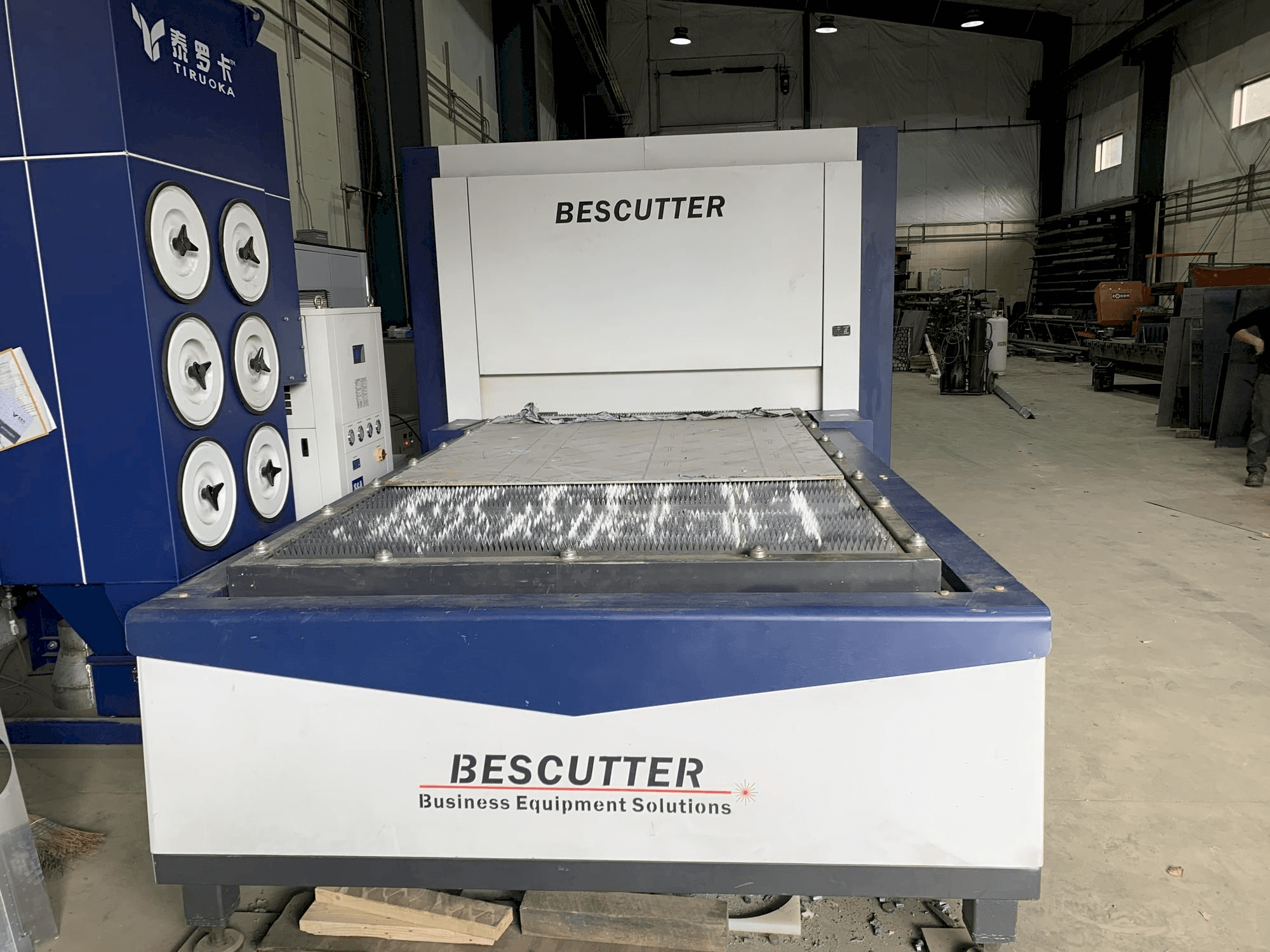 Vooraanzicht van BESCUTTER Tital-8000W IPG machine