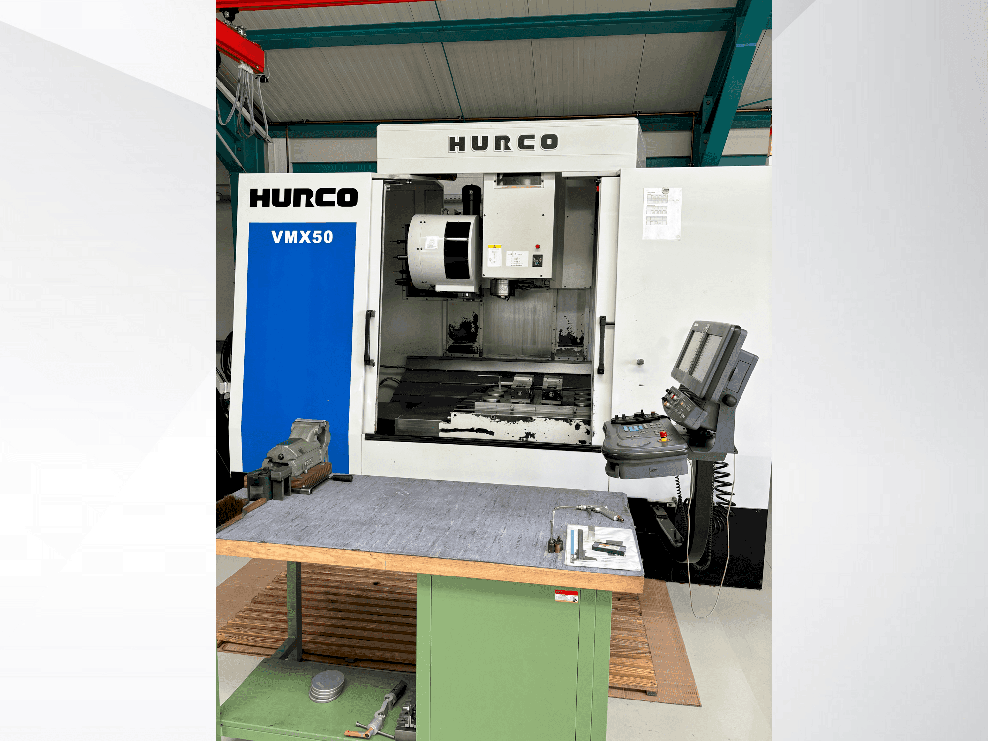 Vooraanzicht van Hurco VMX50 machine
