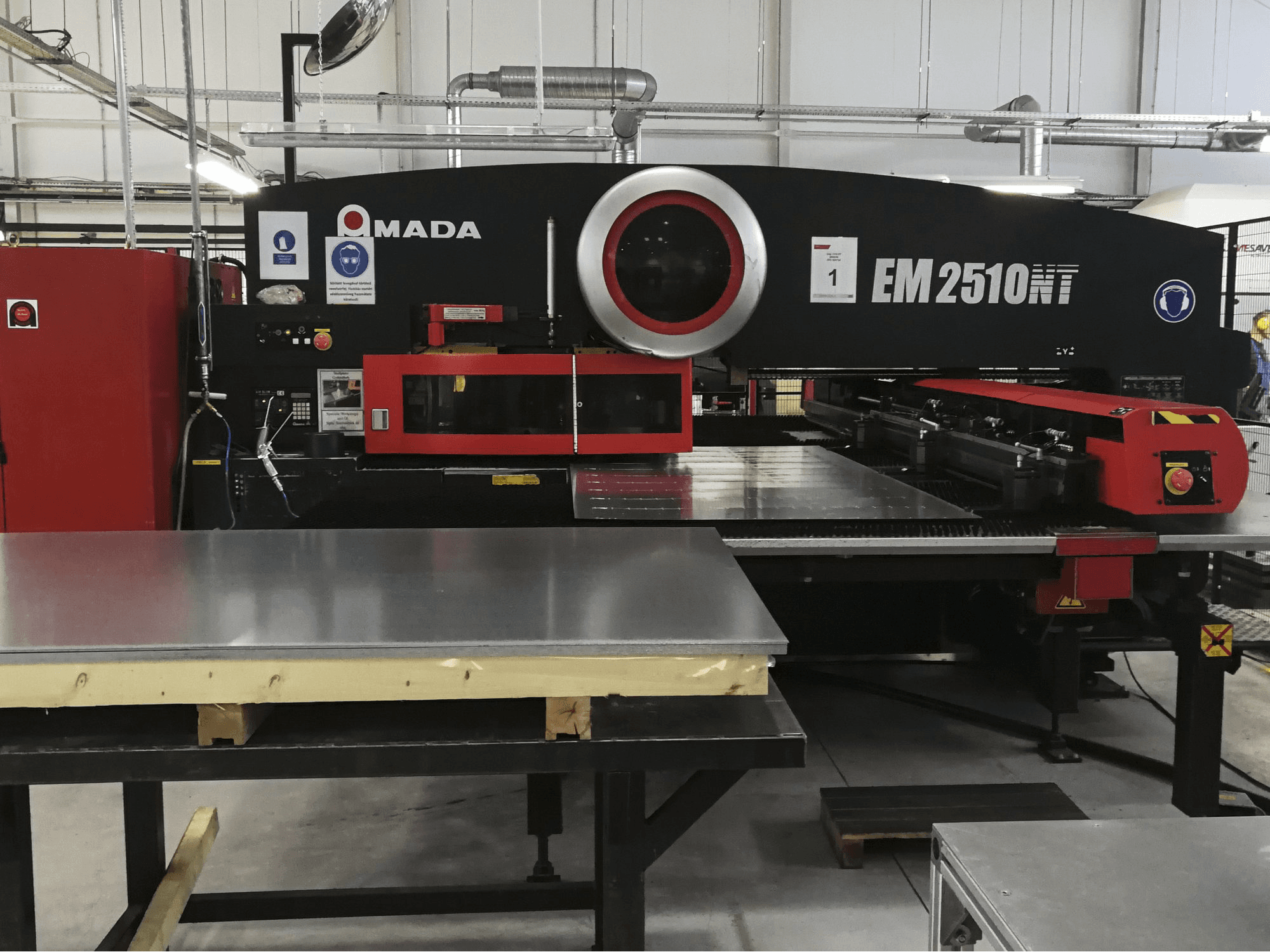 Vooraanzicht van AMADA EM2510NT machine