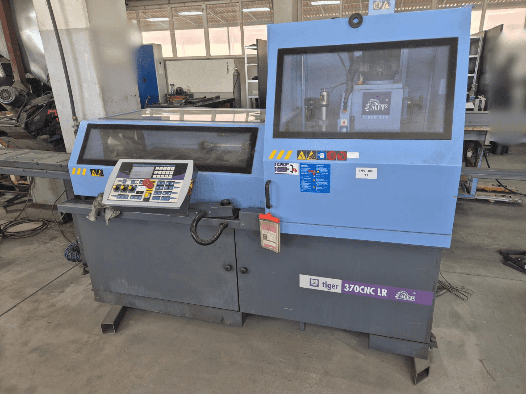 Vooraanzicht van MEP Tiger 370 CNC machine