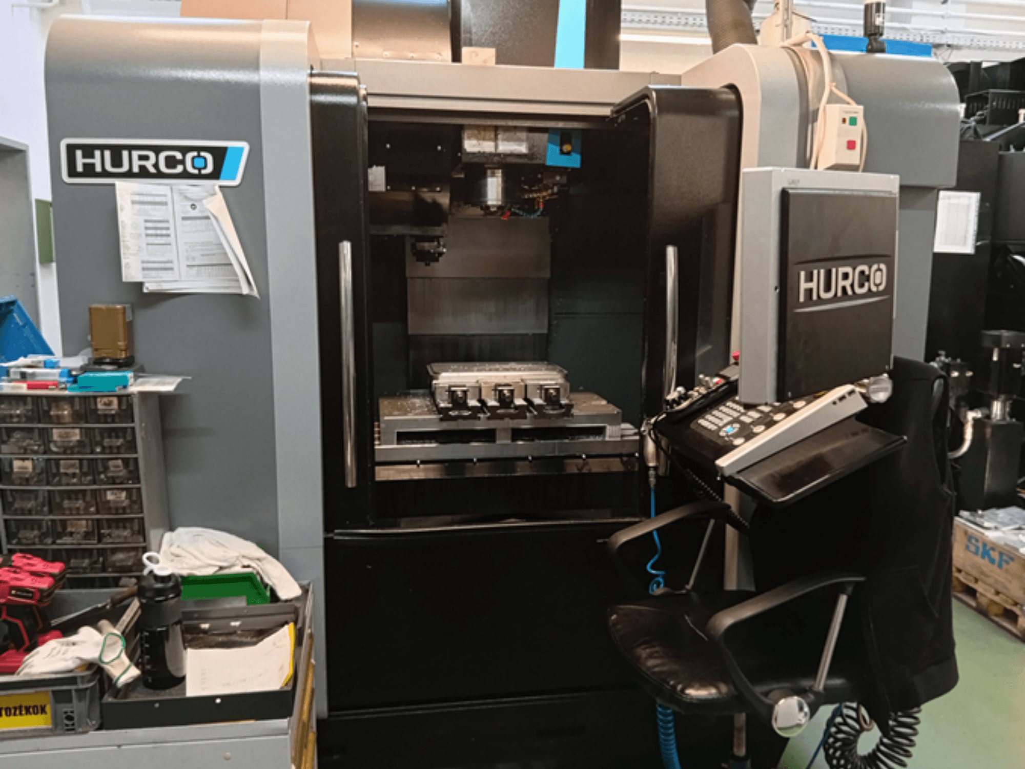 Hurco VMX 30i verticaal bewerkingscentrum in vooraanzicht, met bedieningspaneel, werktafel en operationele opstelling.