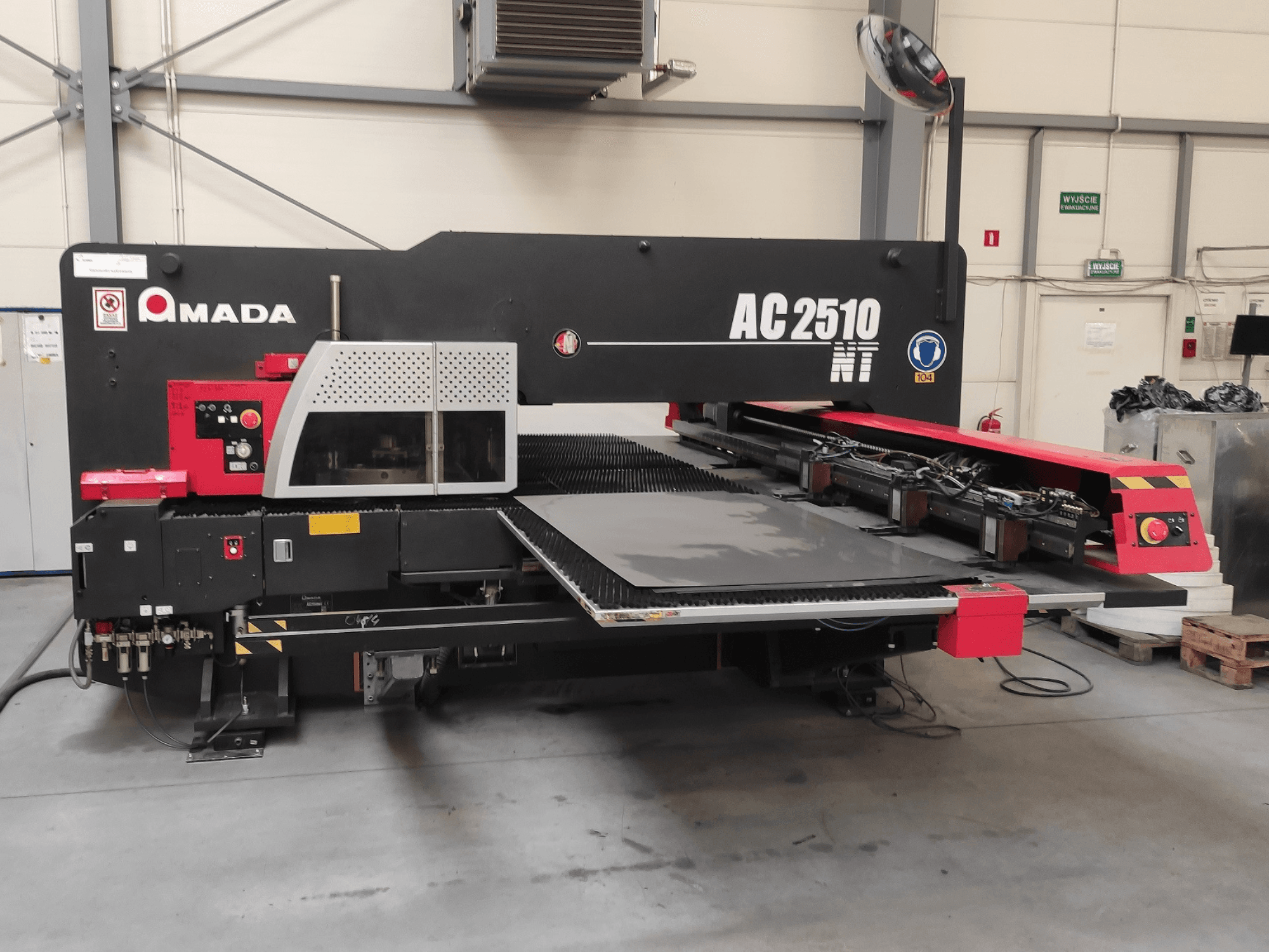 Amada AC2510 NT CNC ponsmachine, vooraanzicht, met bedieningspaneel en laadgebied voor platen.