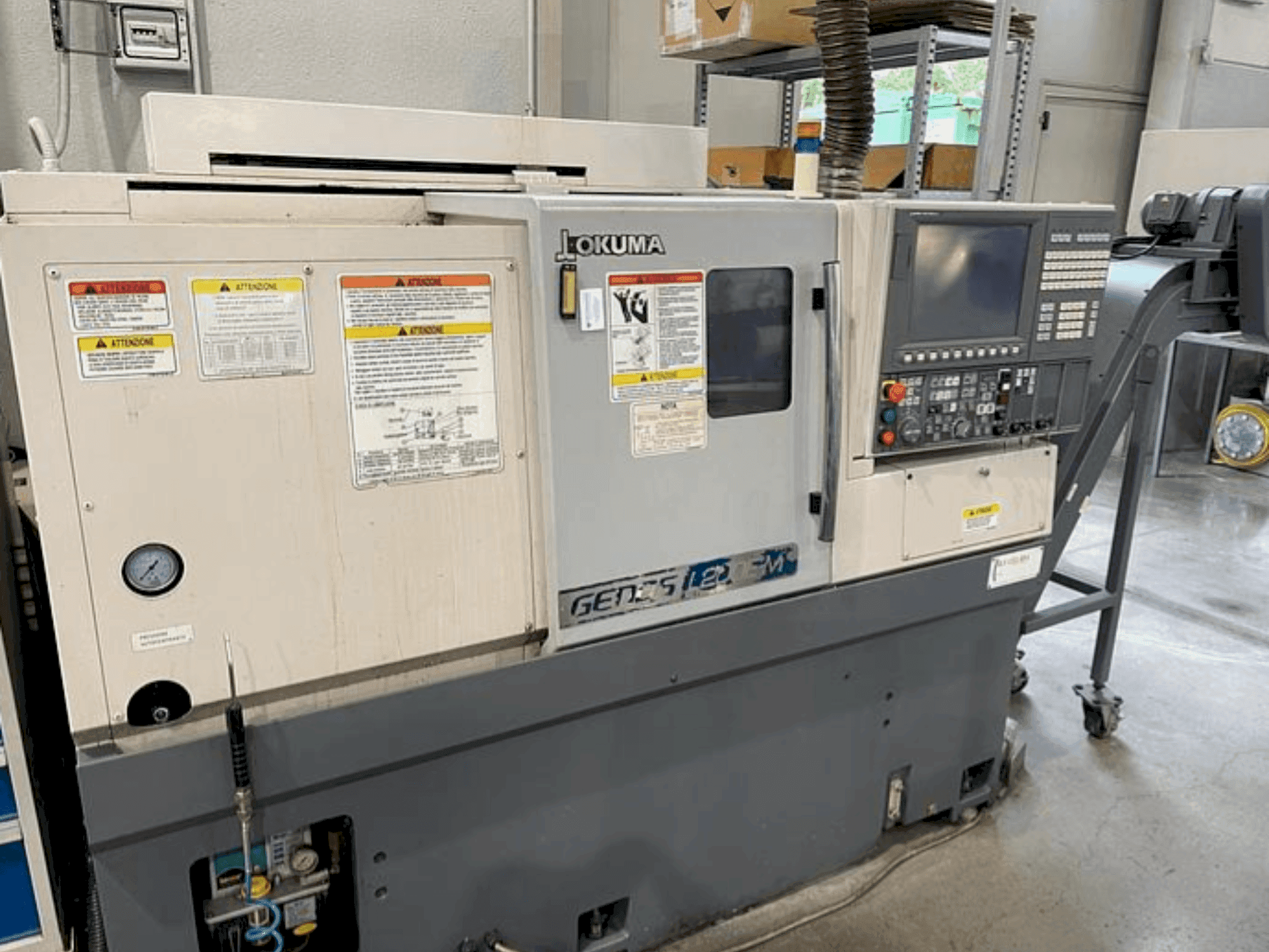 Vooraanzicht van Okuma GENOS L200EM machine