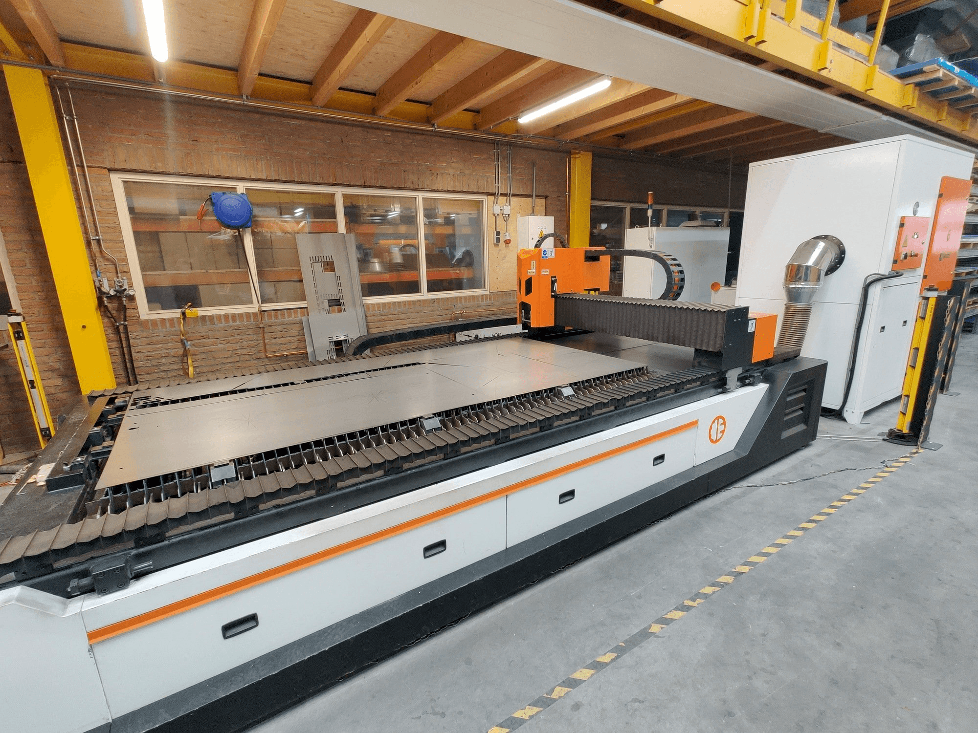 Vooraanzicht van ERMAKSAN Fibermak Hawk 3015 1kw fiber machine