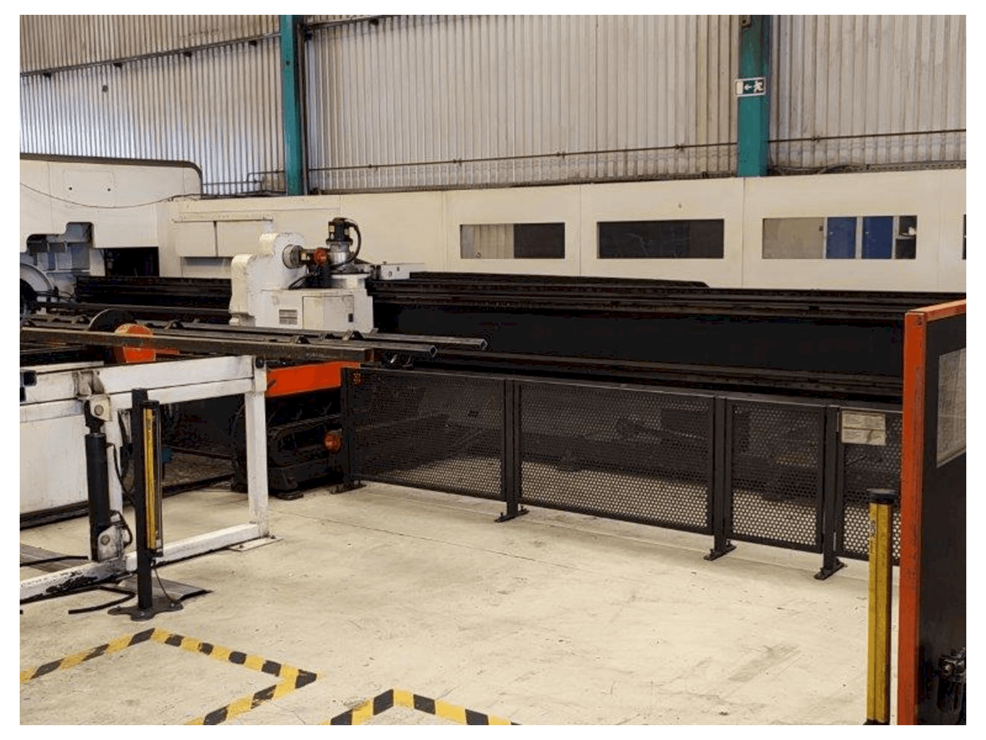 Vooraanzicht van Mazak Fabri Gear 220 4kW machine
