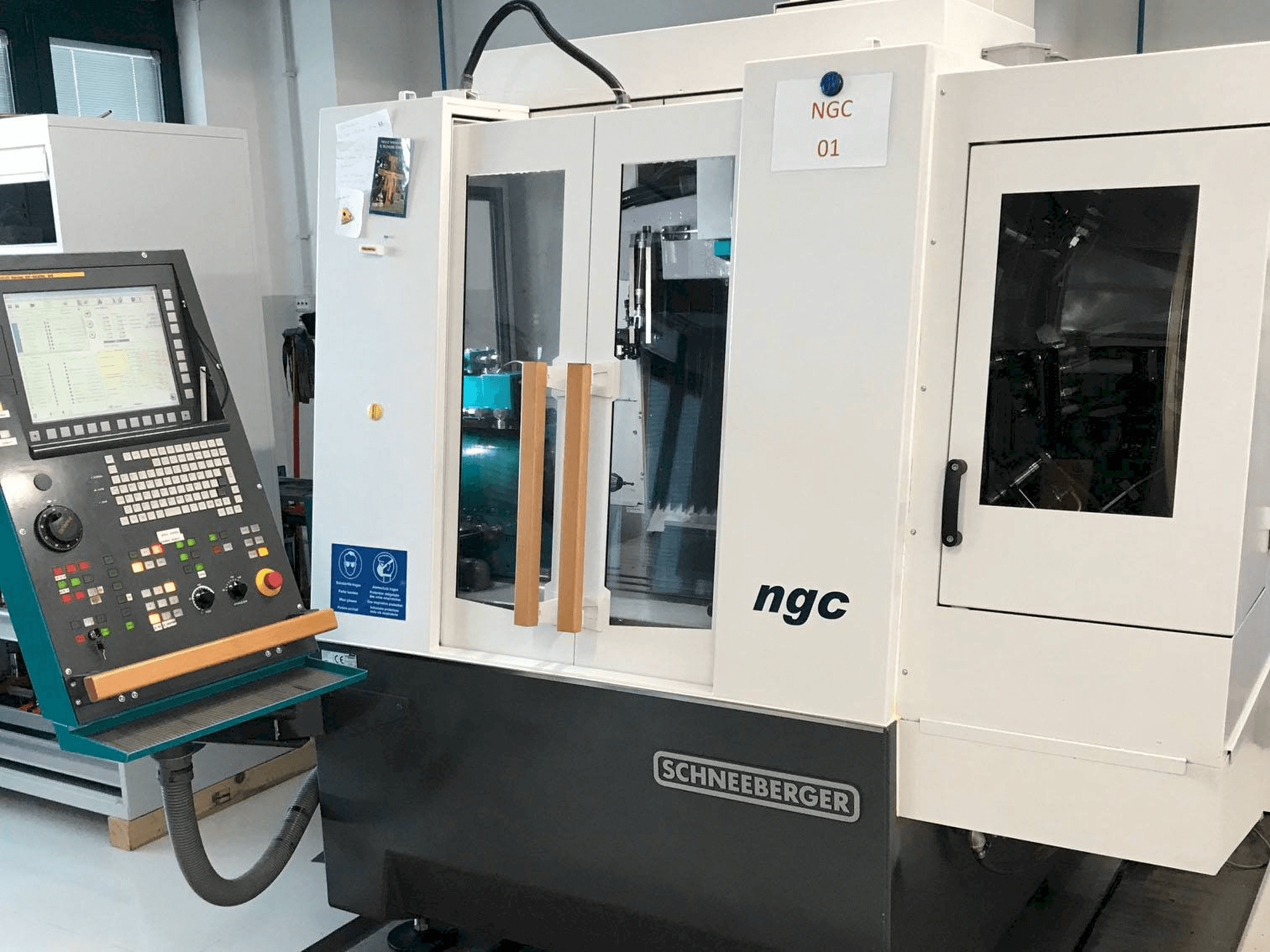 Vooraanzicht van Schneeberger NGC machine