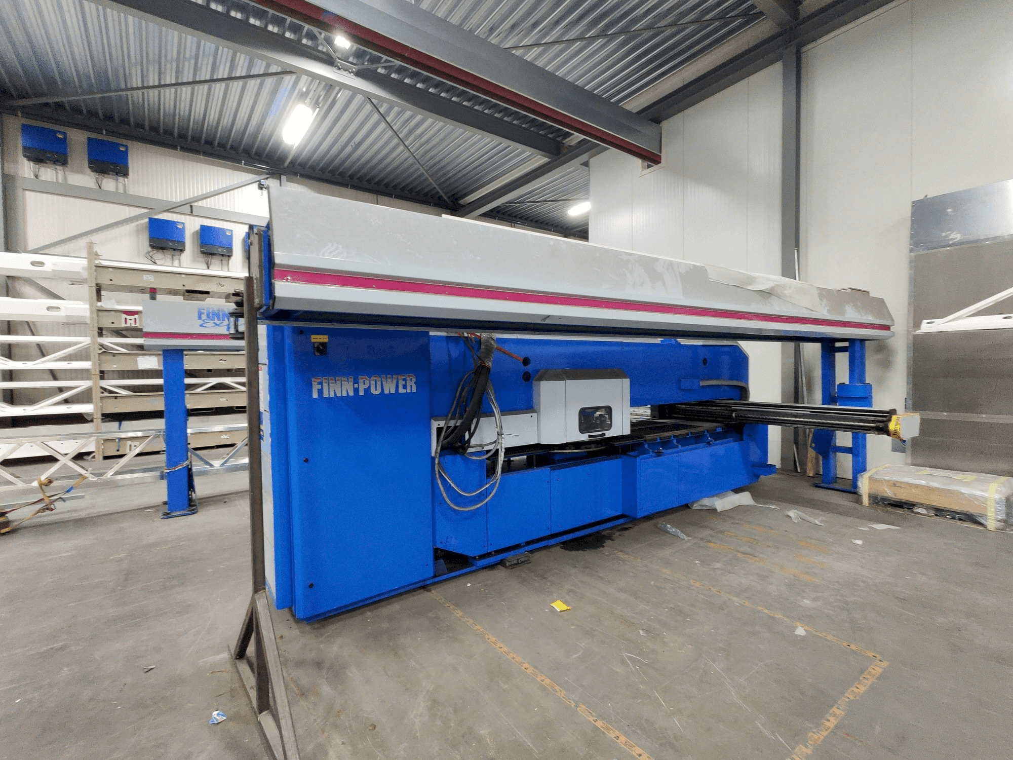 Vooraanzicht van Finn-Power F6-25 SB/AM + FMM 300 / 1 / UT automation machine