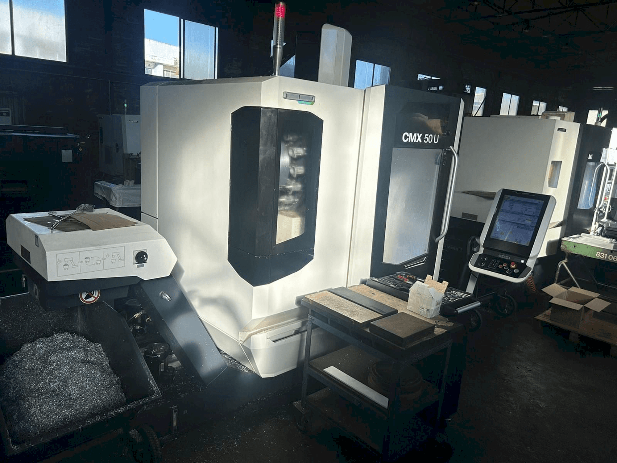 Vooraanzicht van DMG MORI CMX 50 U machine