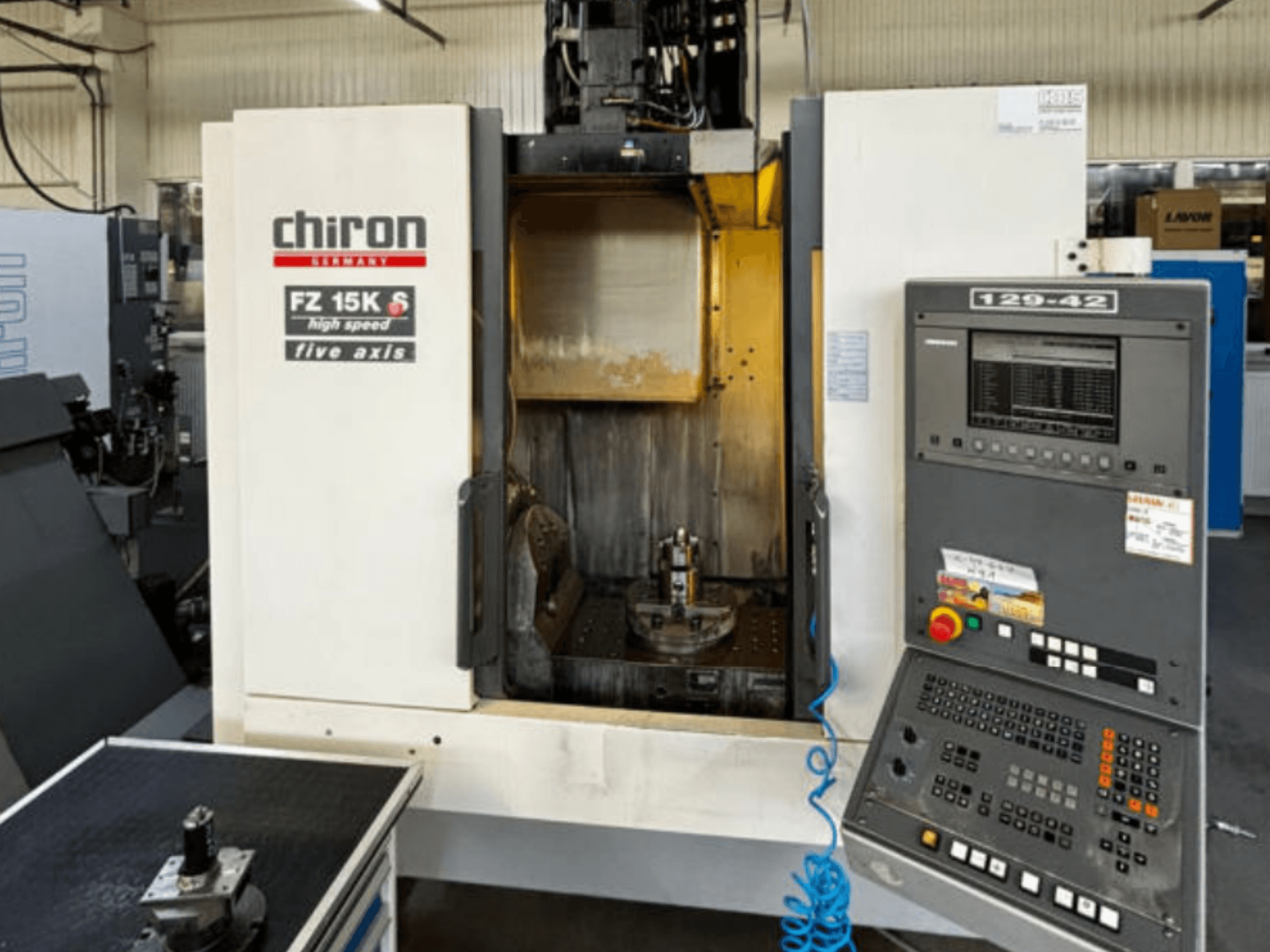CHIRON FZ 15K S verticaal bewerkingscentrum, vooraanzicht, met nadruk op het bedieningspaneel en de vijfassige gereedschapsopstelling.