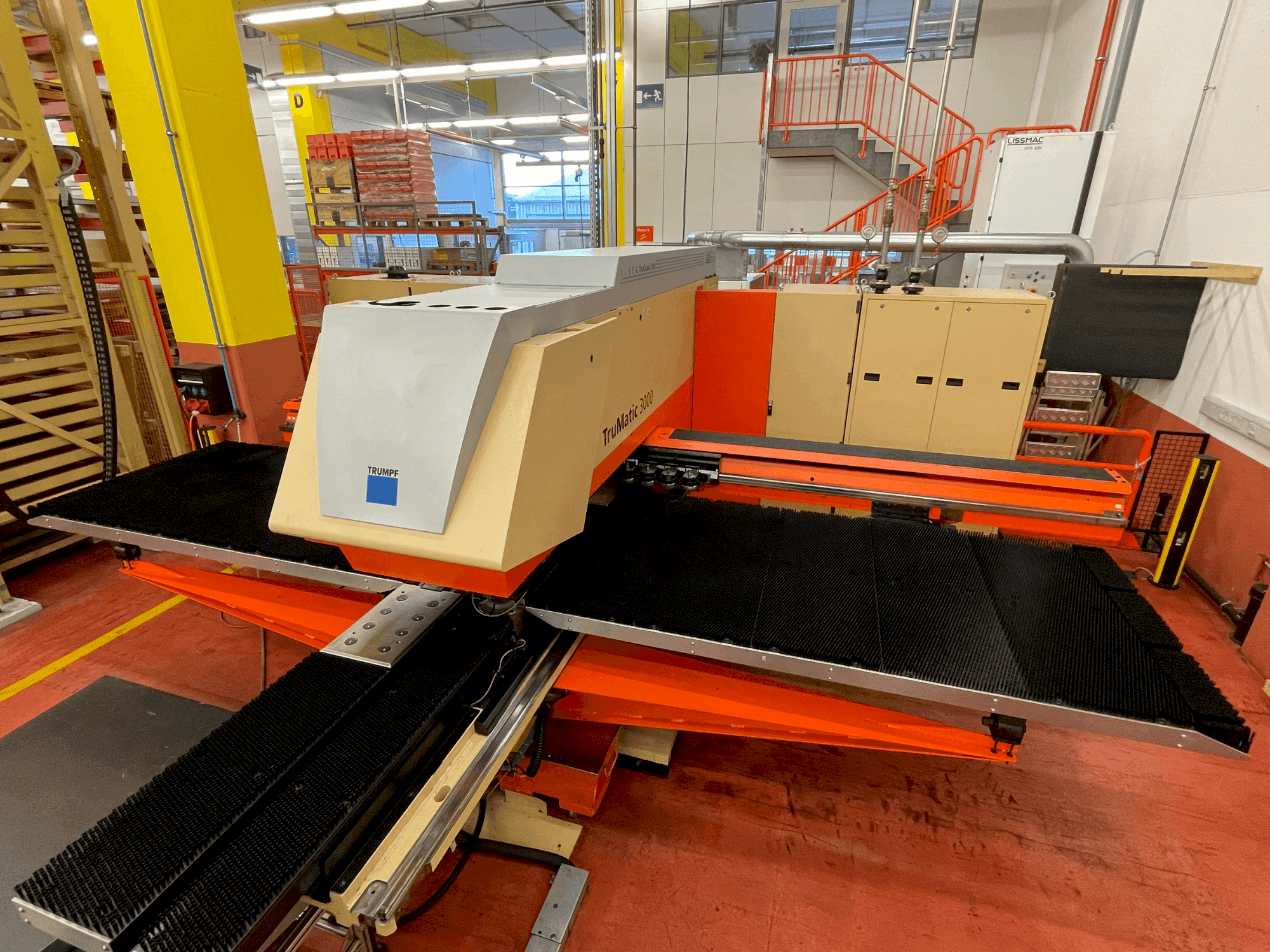 Vooraanzicht van TRUMPF TruMatic 3000 machine
