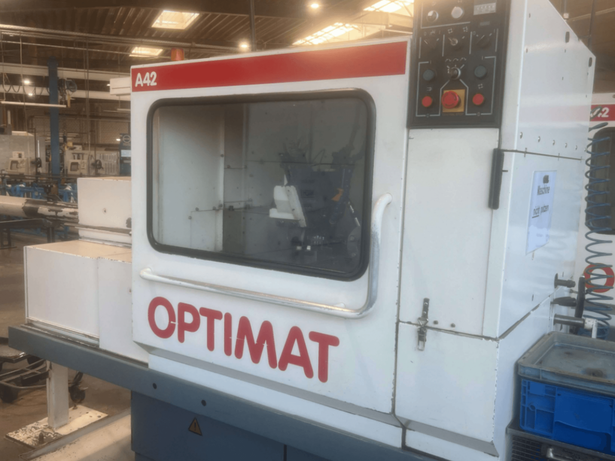 KOVOSVIT MAS OPTIMAT A42 horizontale draaimachine, zijaanzicht, met het bedieningspaneel en het grote glazen display.