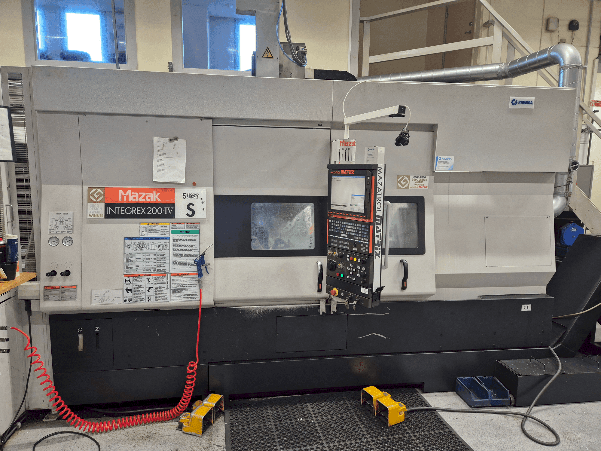 Vooraanzicht van Mazak Integrex 200 IV S with Gantry loader machine