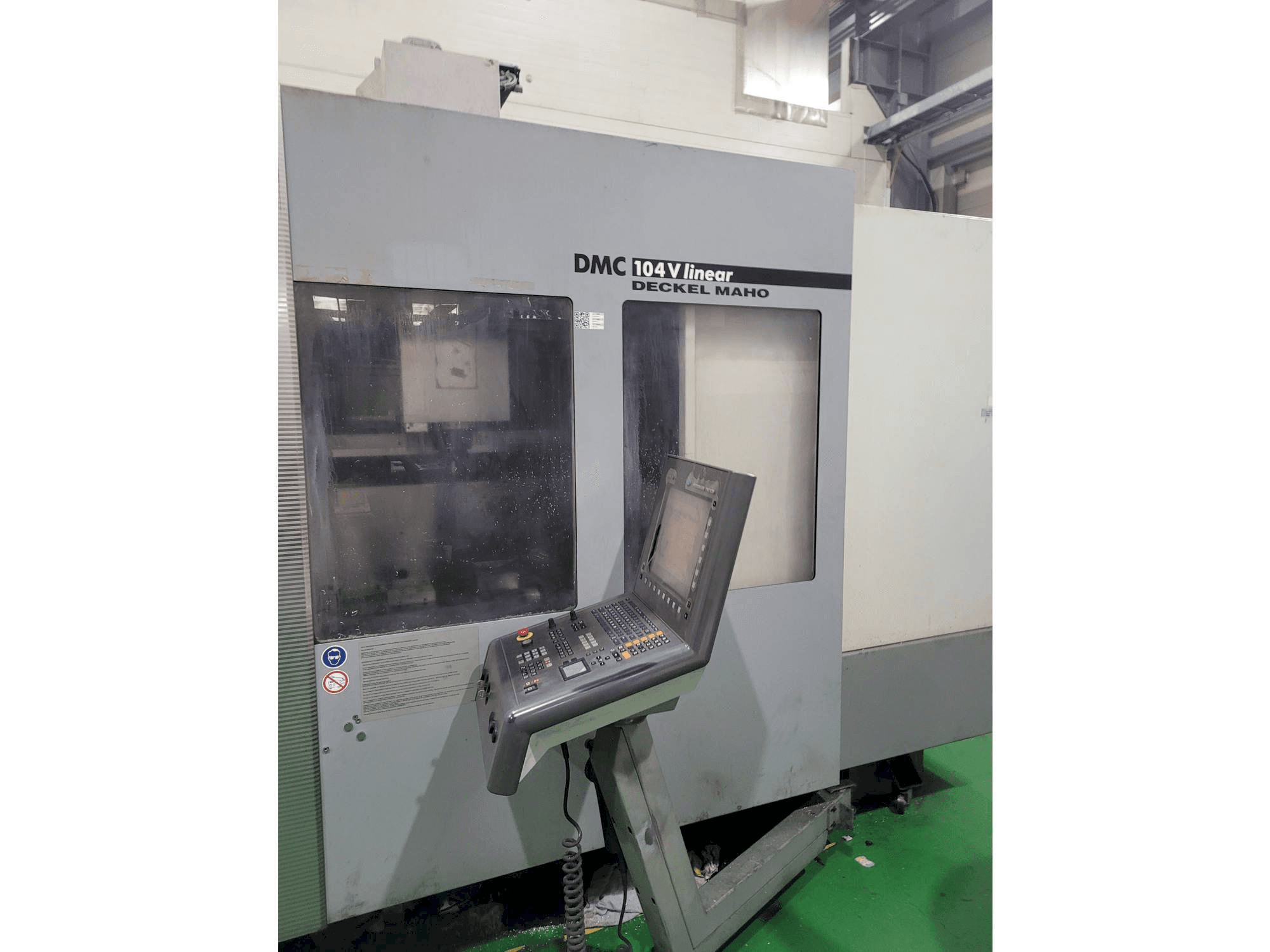 Vooraanzicht van DECKEL MAHO DMC 104 V machine