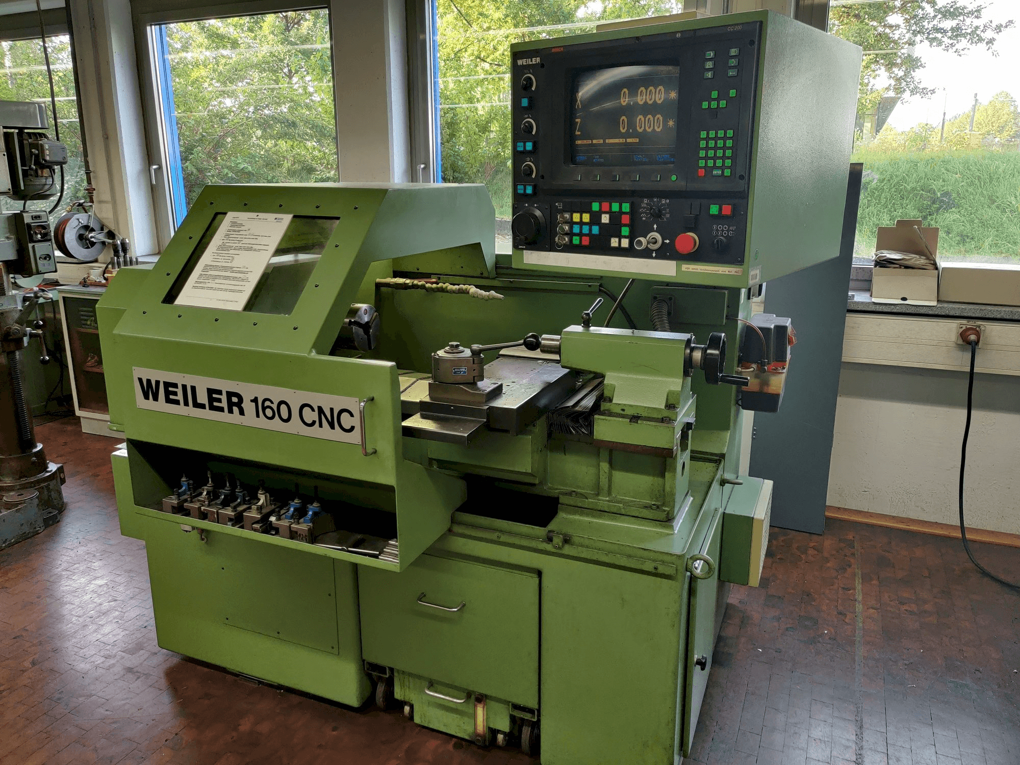Vooraanzicht van Weiler 160 CNC machine